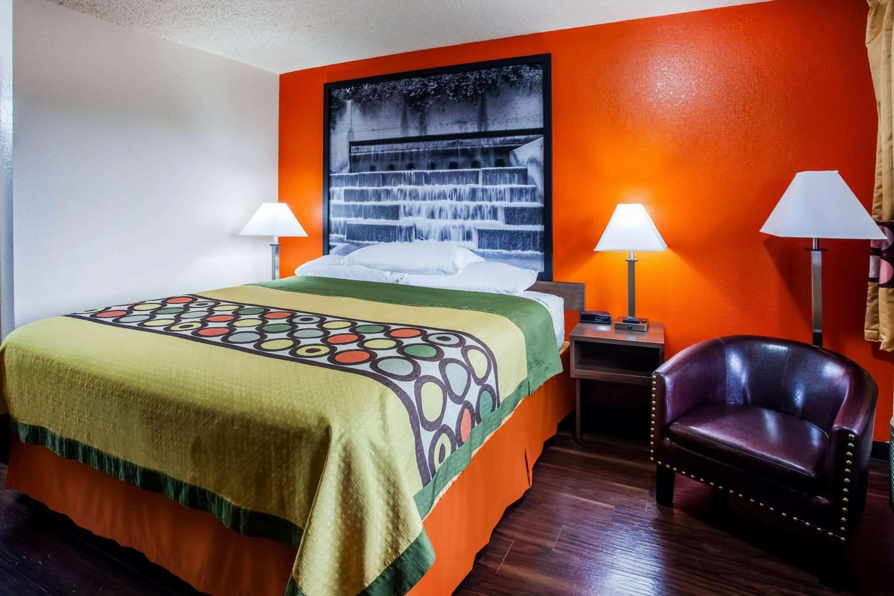 Photo of the whole room, Bed in Super 8 by Wyndham Giddings