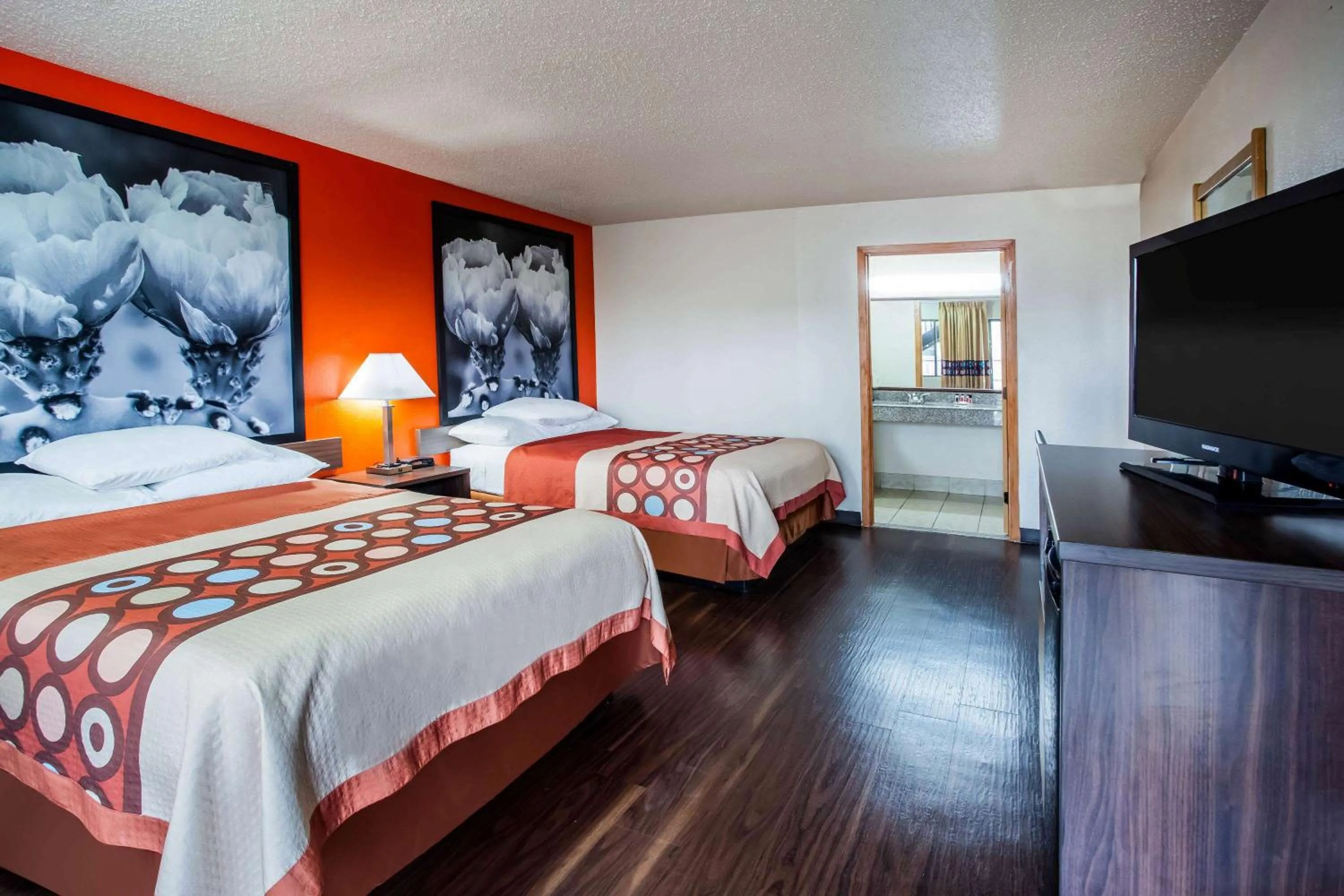 Photo of the whole room, Bed in Super 8 by Wyndham Giddings