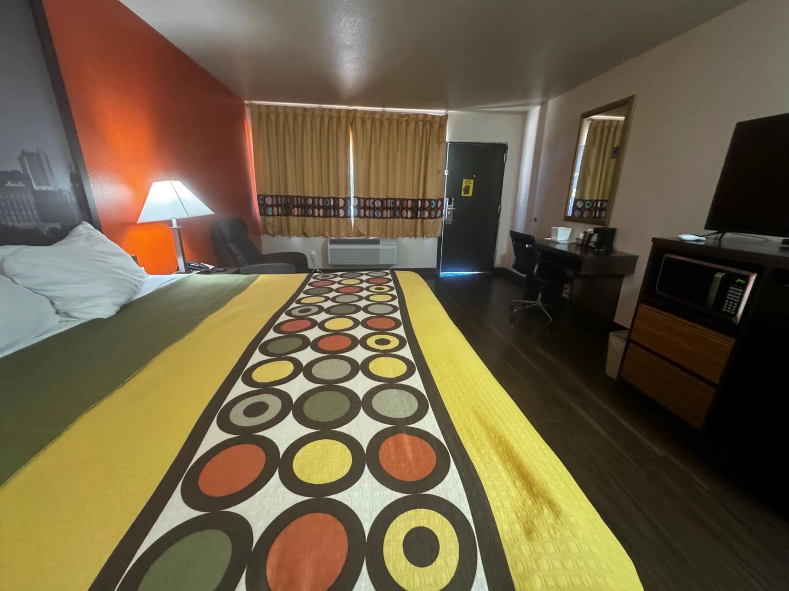 Photo of the whole room, Bed in Super 8 by Wyndham Giddings