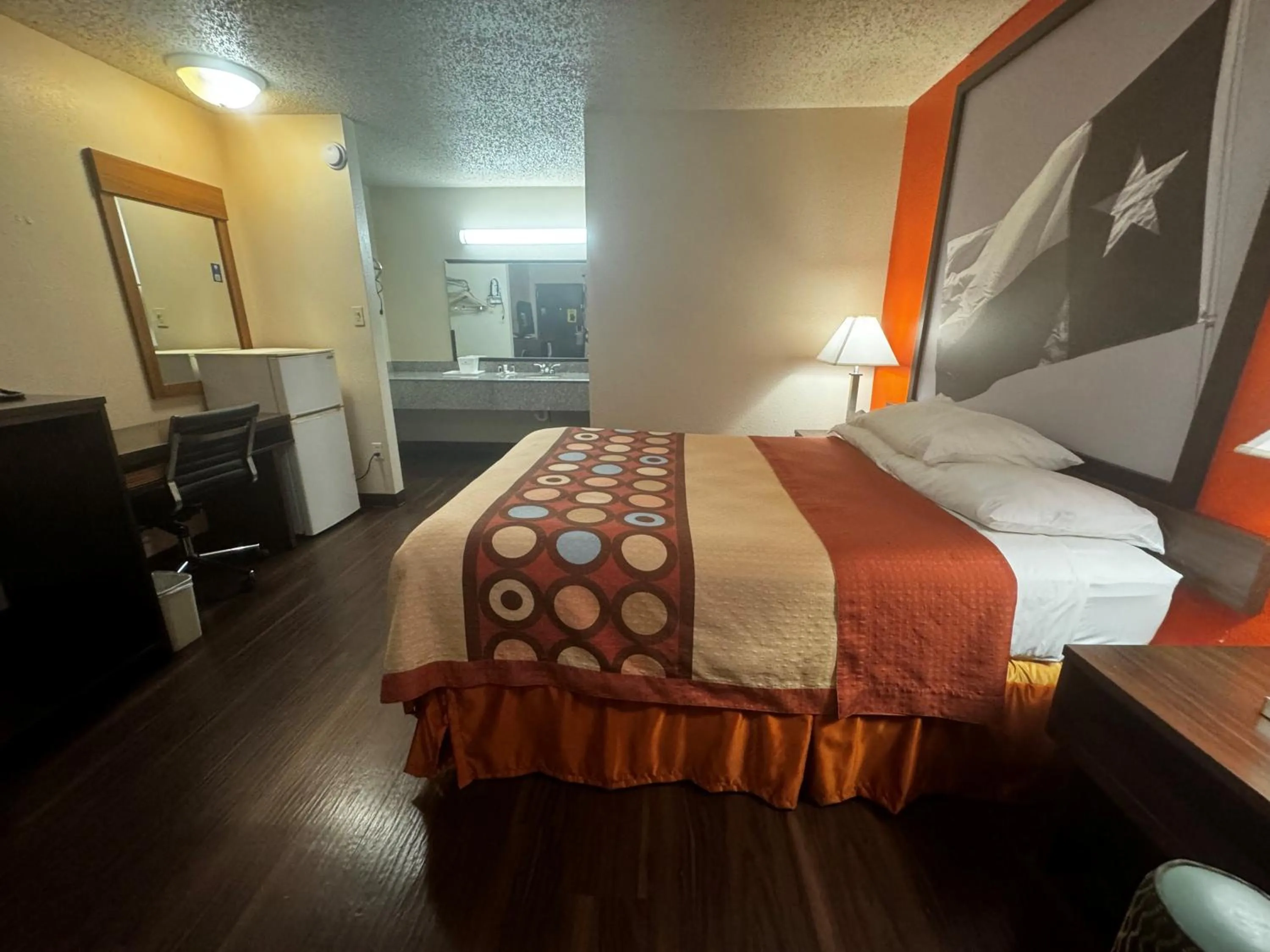 Photo of the whole room, Bed in Super 8 by Wyndham Giddings