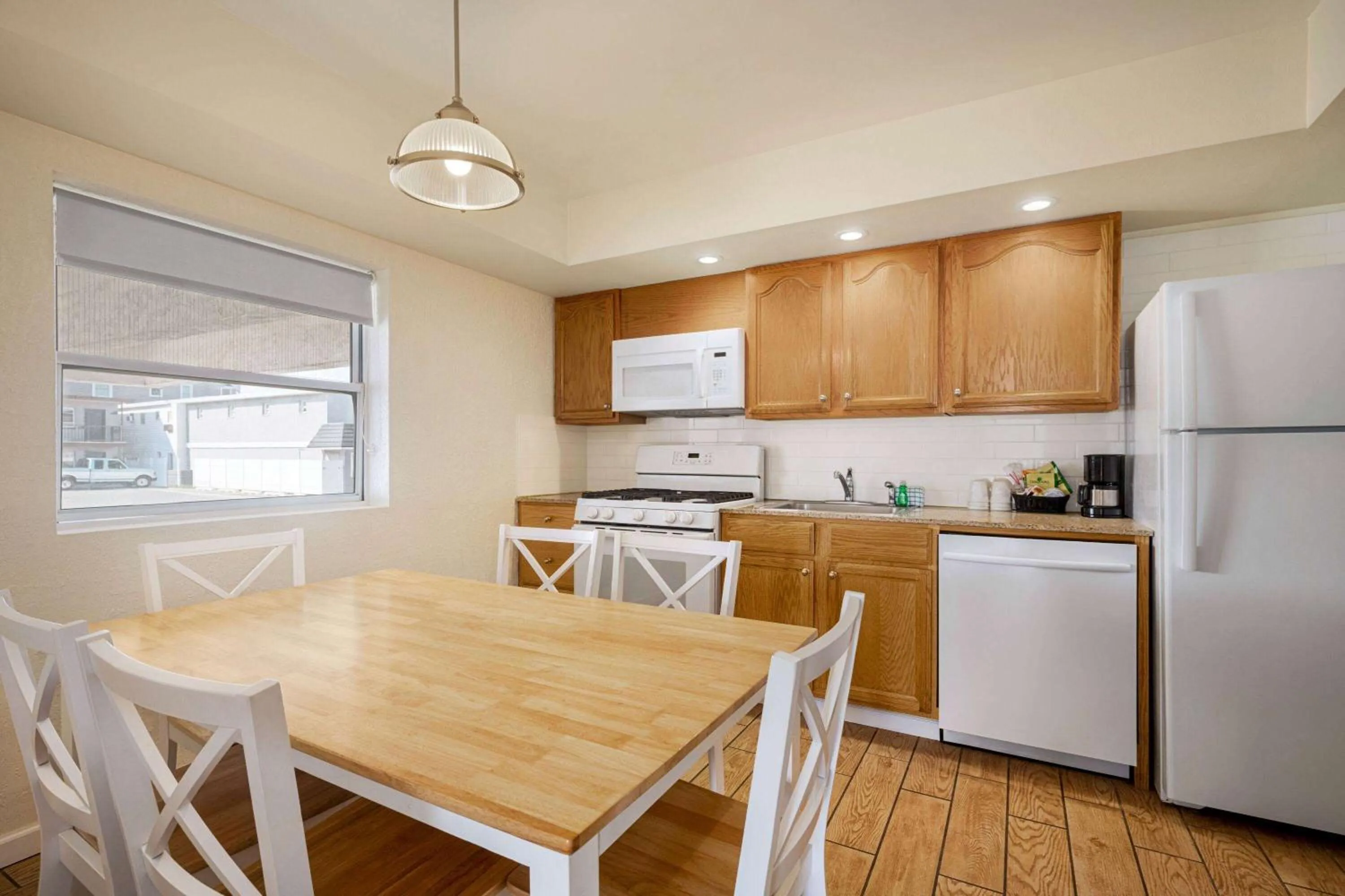 Bed, Kitchen/Kitchenette in Days Inn & Suites by Wyndham Wildwood