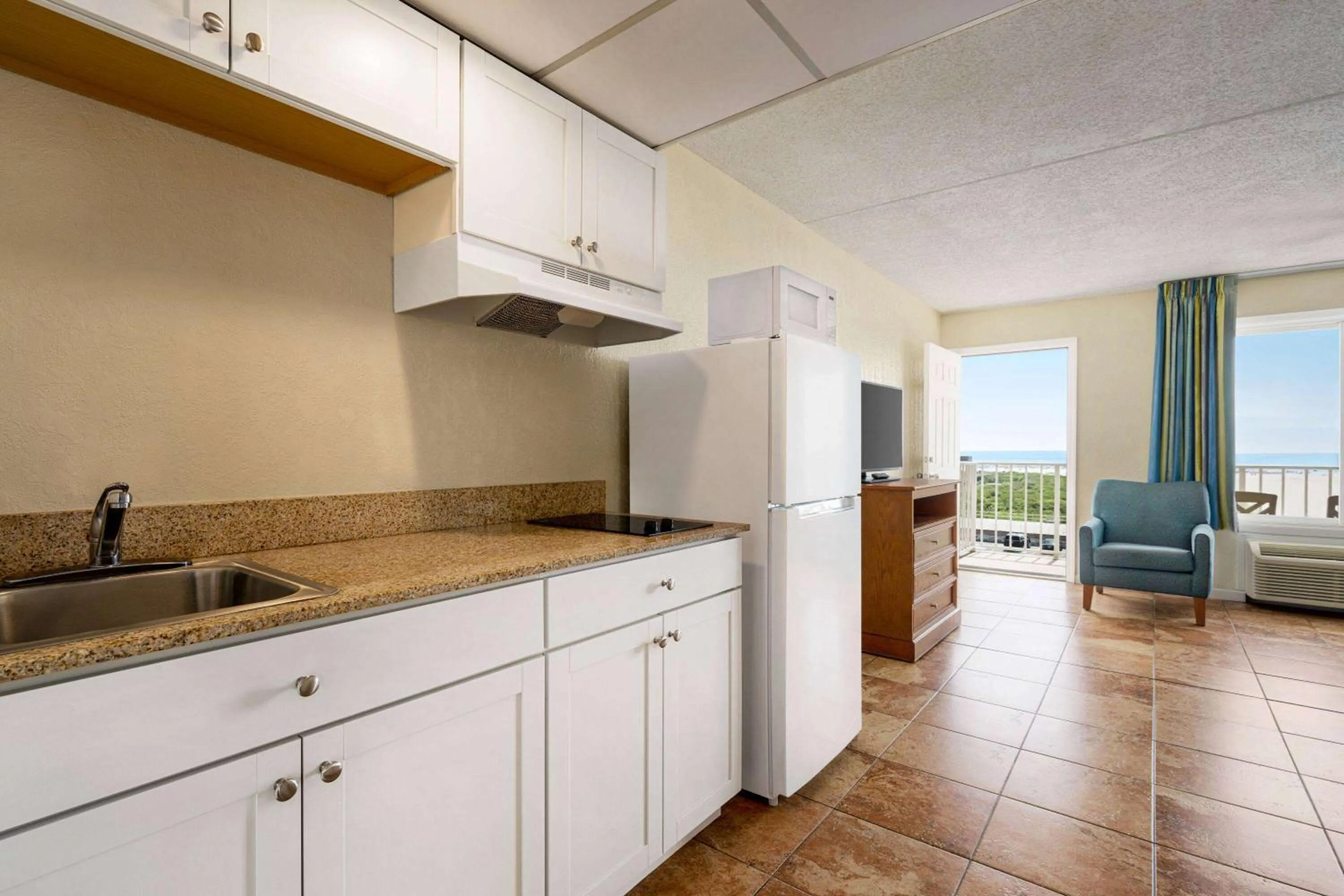 Kitchen or kitchenette, Kitchen/Kitchenette in Days Inn & Suites by Wyndham Wildwood