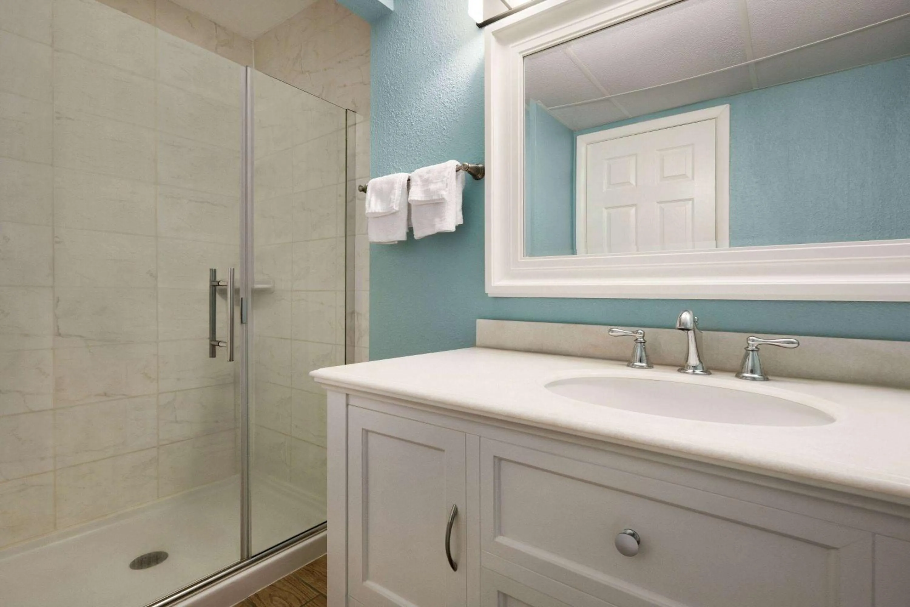 TV and multimedia, Bathroom in Days Inn & Suites by Wyndham Wildwood