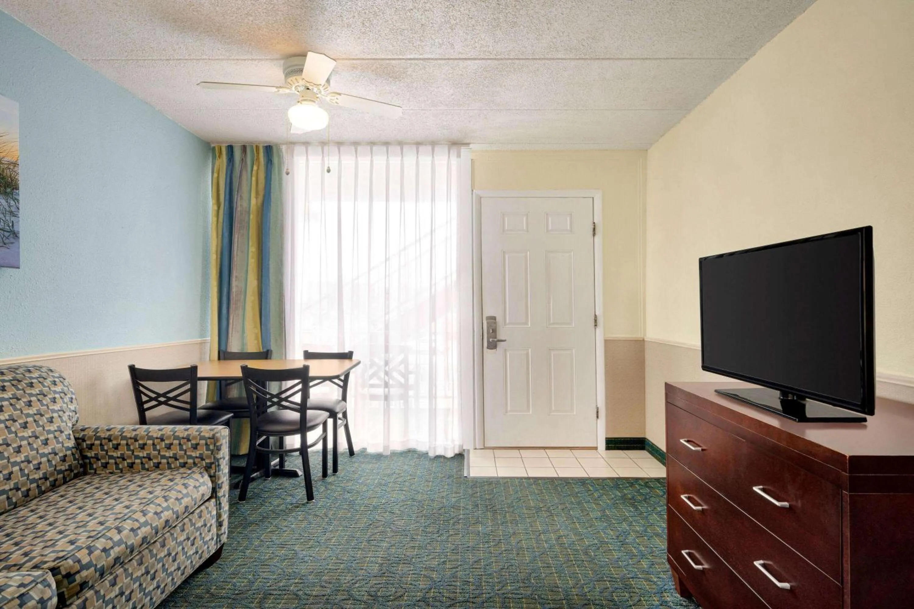 TV and multimedia, TV/Entertainment Center in Days Inn & Suites by Wyndham Wildwood