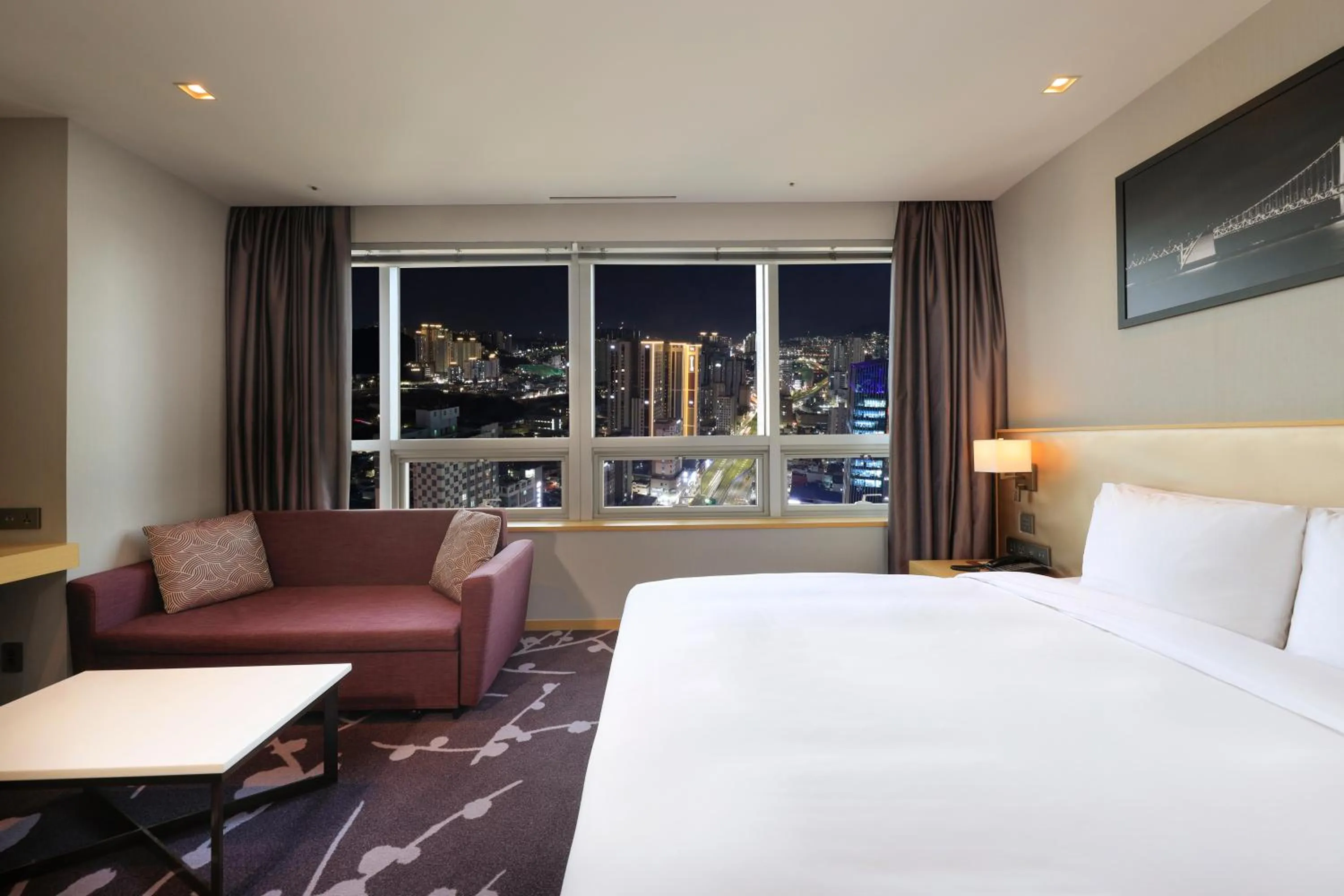 Photo of the whole room, Bed in Avani Central Busan