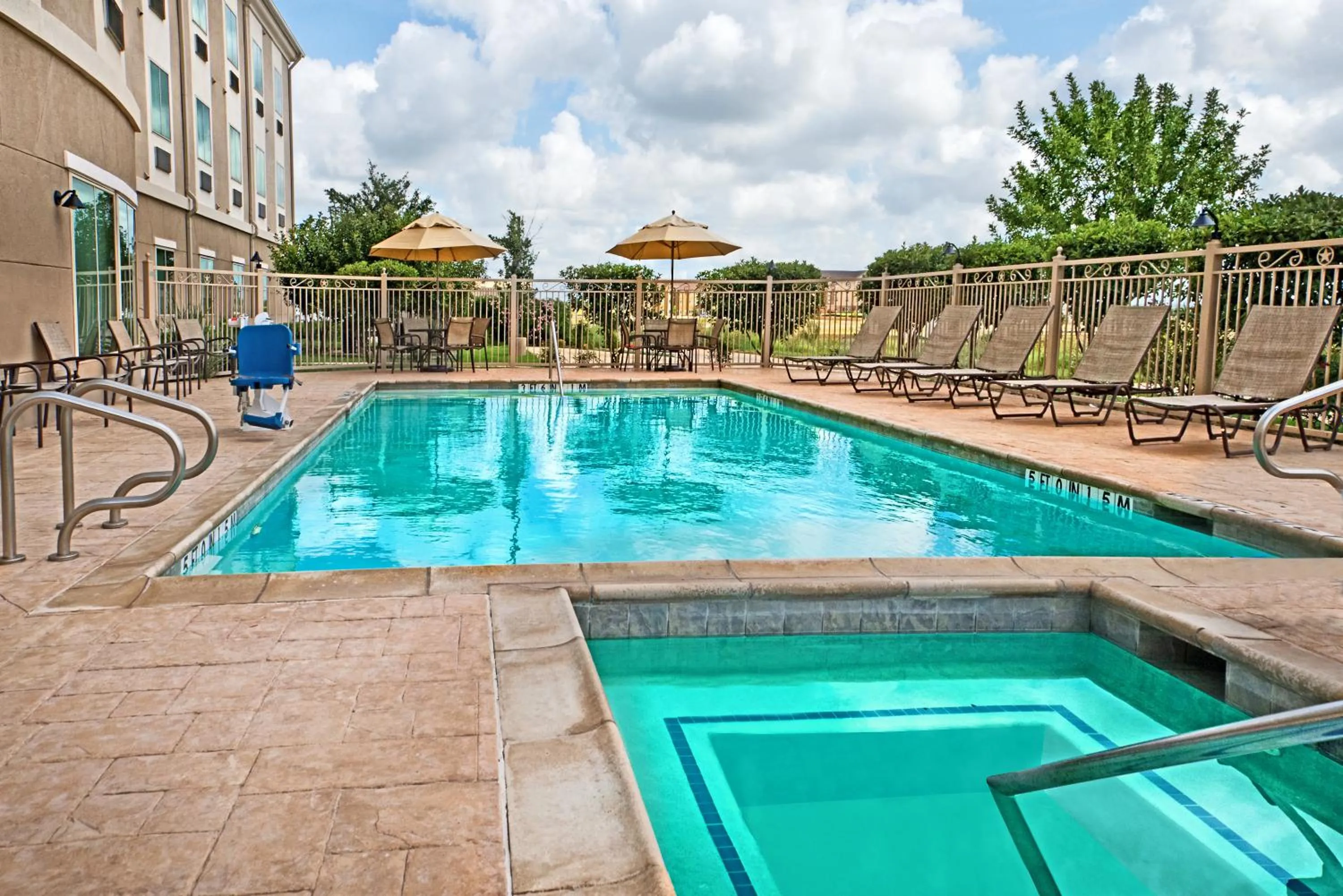 Swimming pool in Holiday Inn Express & Suites Cotulla by IHG