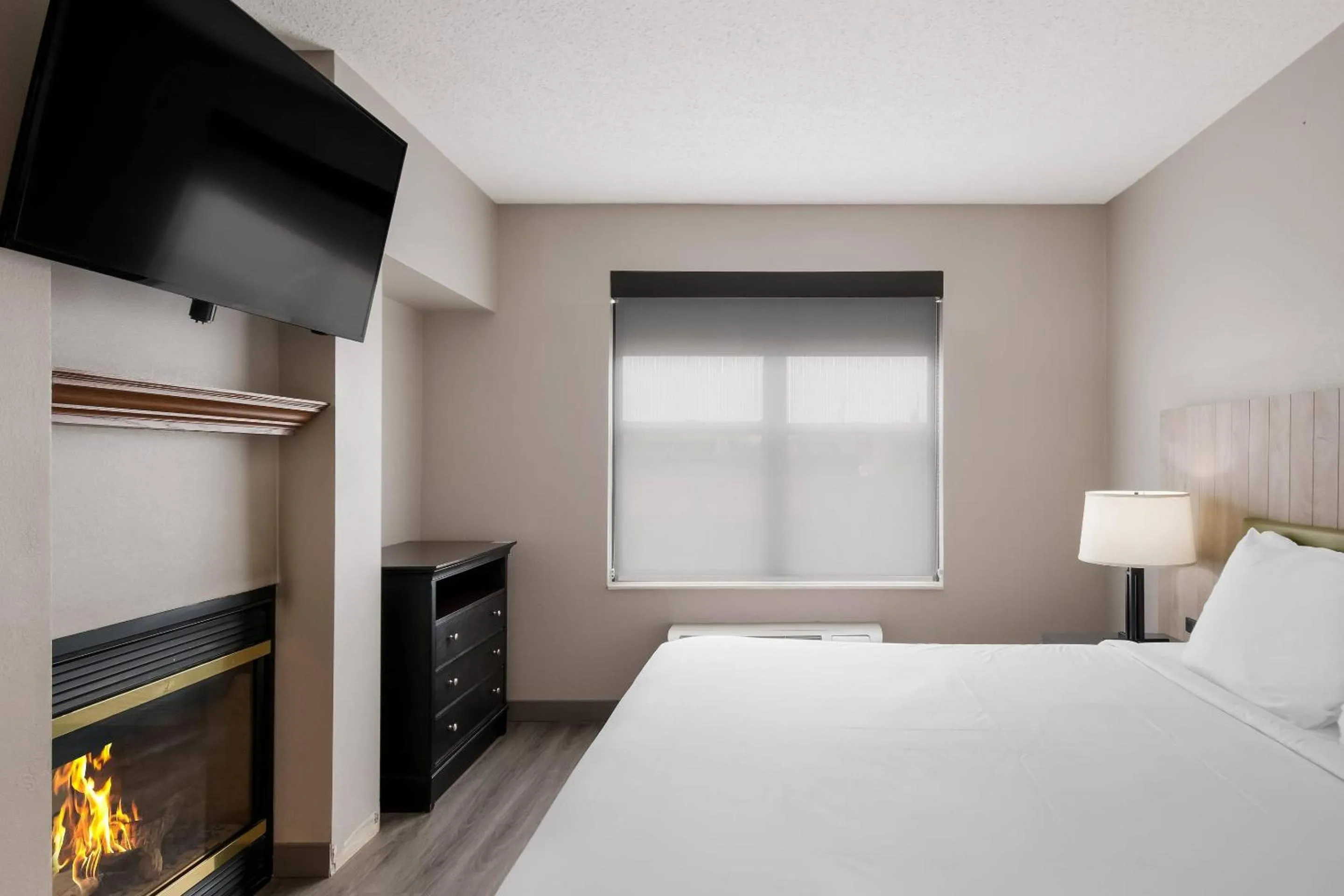 Bedroom, Bed in Country Inn & Suites by Radisson, Harrisburg Northeast - Hershey