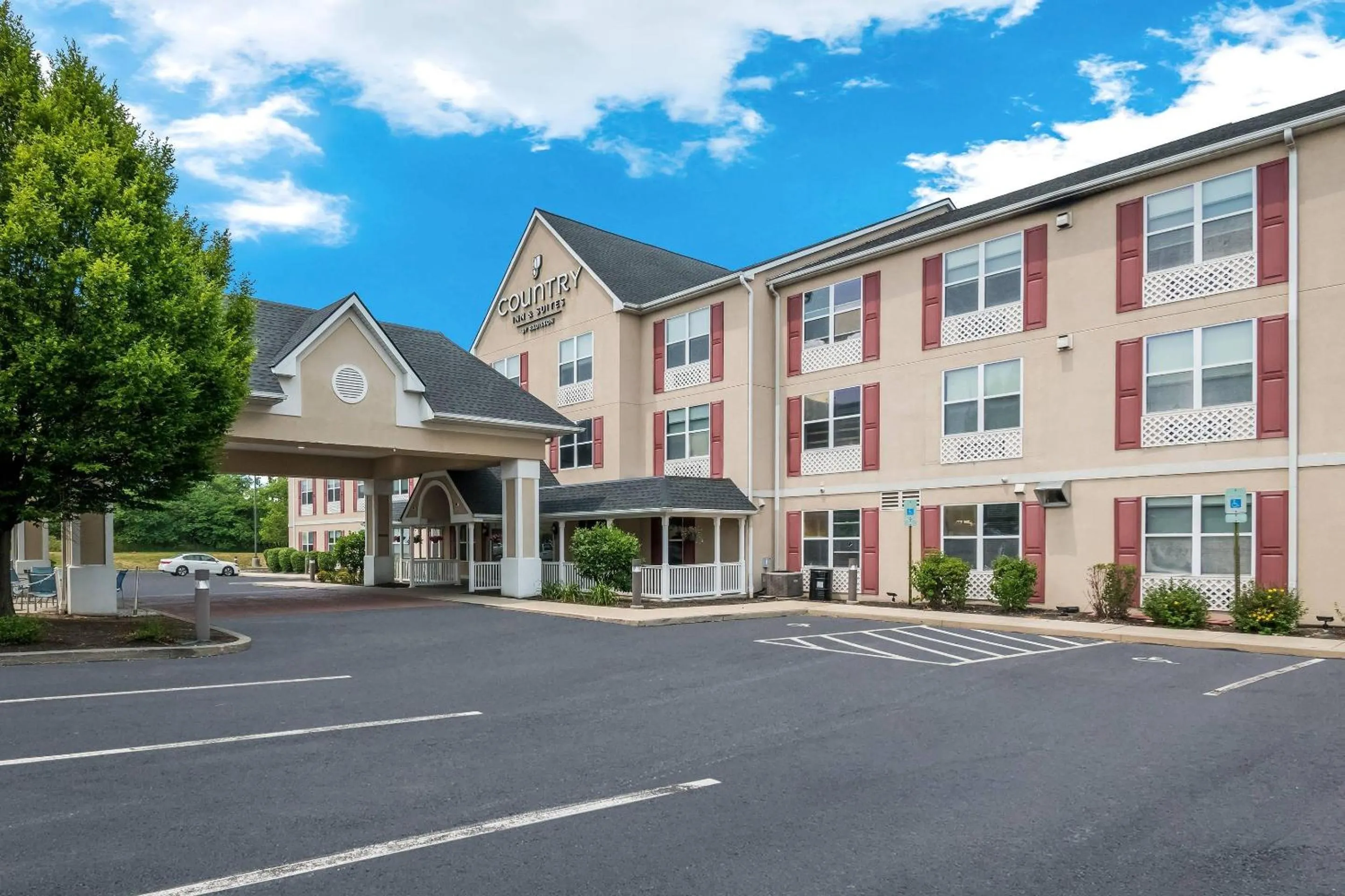 Property building in Country Inn & Suites by Radisson, Harrisburg Northeast - Hershey