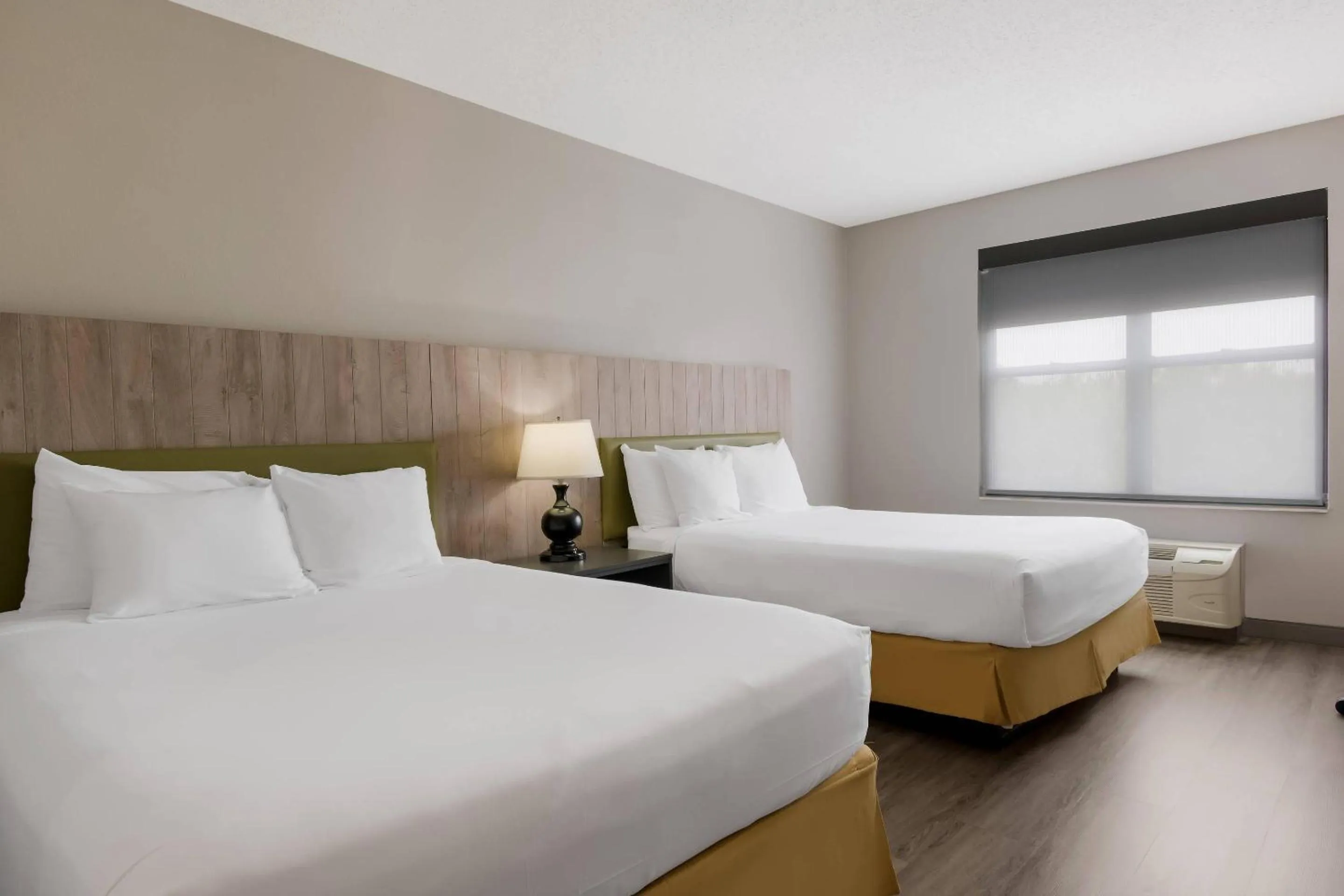 Bedroom, Bed in Country Inn & Suites by Radisson, Harrisburg Northeast - Hershey