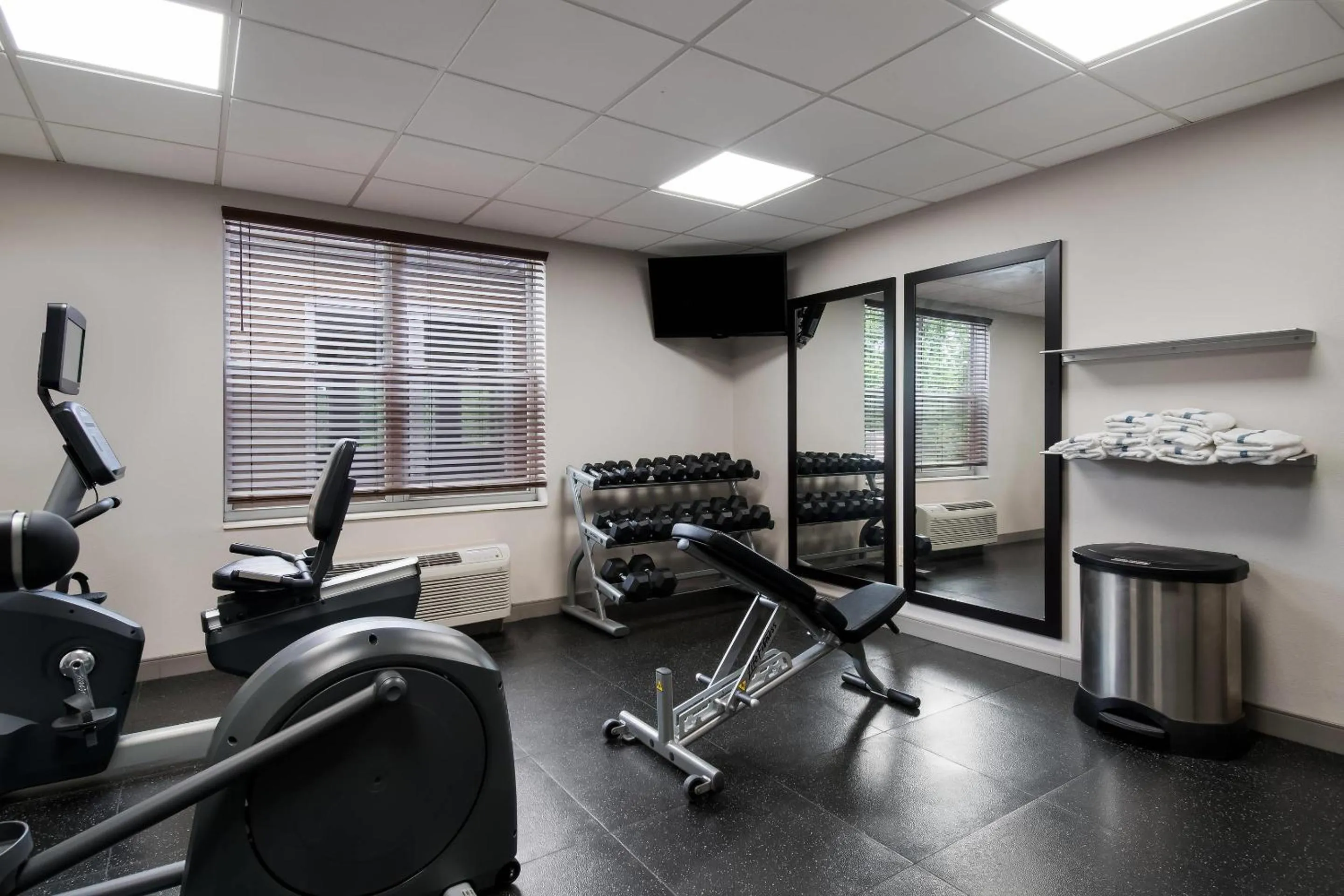 Fitness centre/facilities in Country Inn & Suites by Radisson, Harrisburg Northeast - Hershey