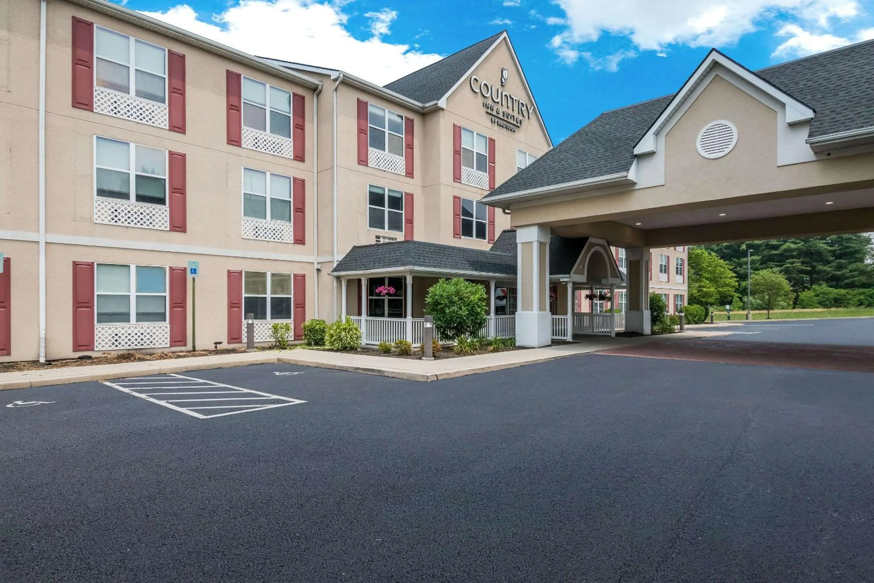 Property building in Country Inn & Suites by Radisson, Harrisburg Northeast - Hershey