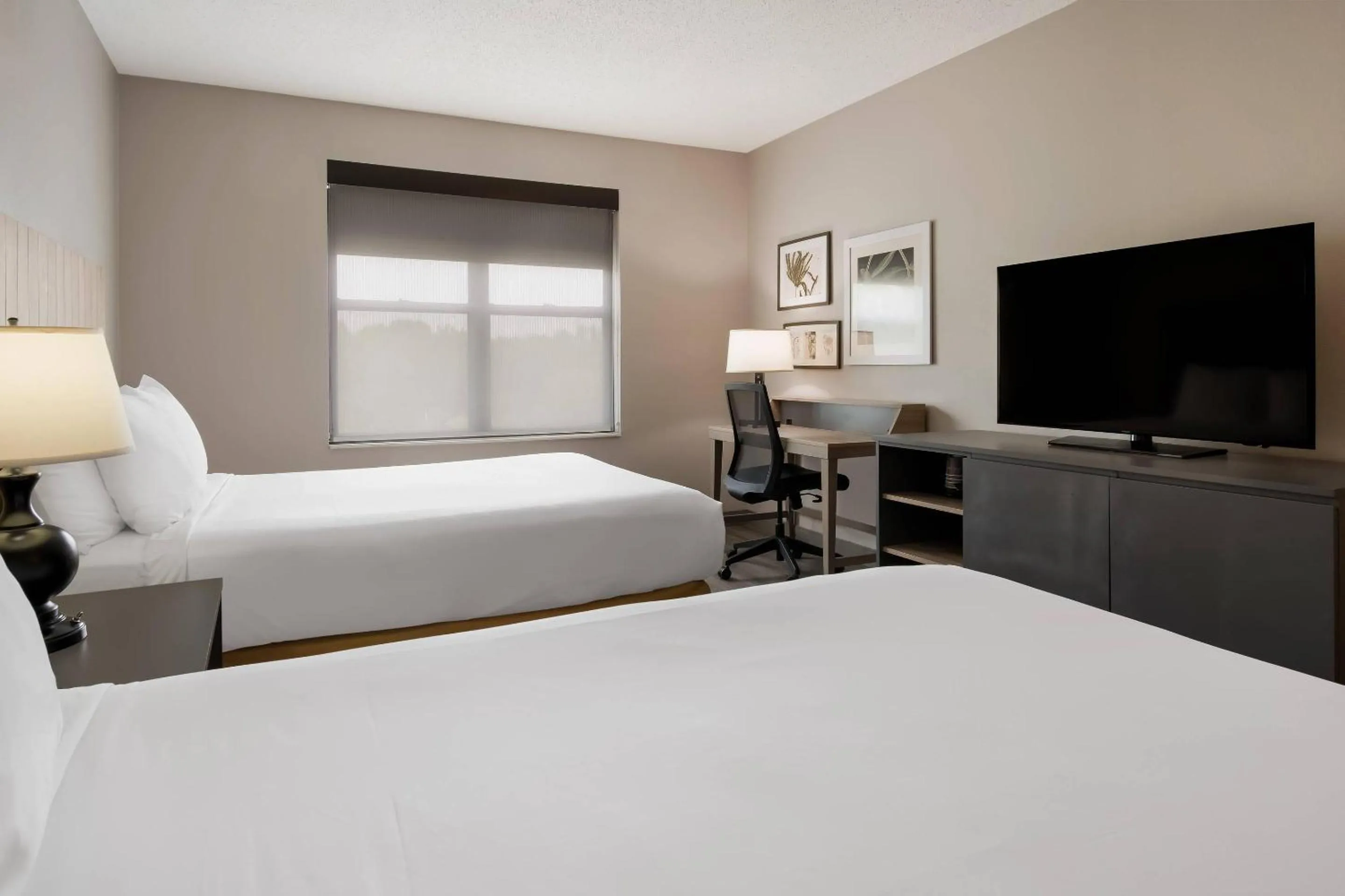 Bedroom, Bed in Country Inn & Suites by Radisson, Harrisburg Northeast - Hershey