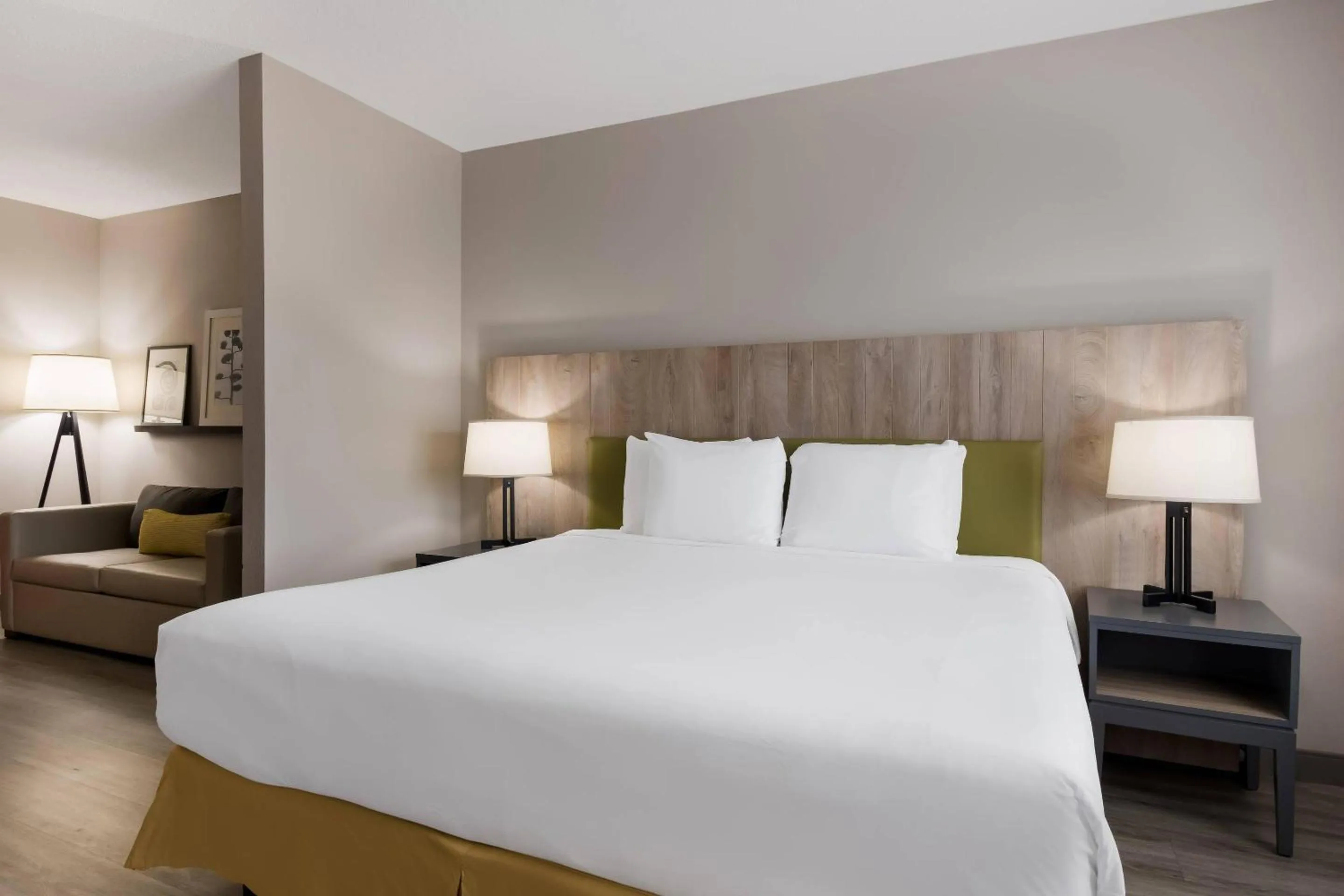 Bedroom, Bed in Country Inn & Suites by Radisson, Harrisburg Northeast - Hershey