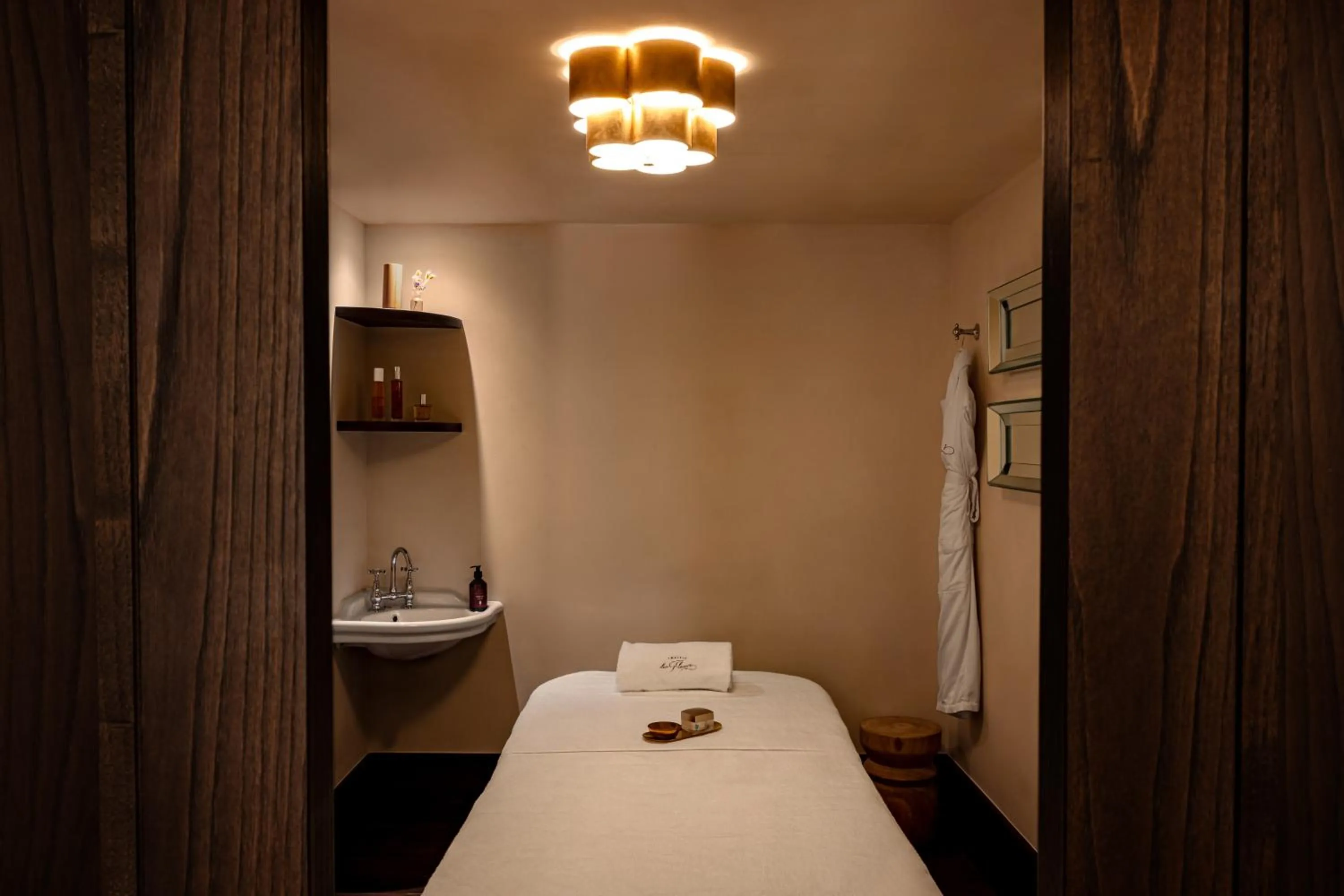 Spa and wellness centre/facilities, Bed in Château des Fleurs Hôtel & Spa Paris