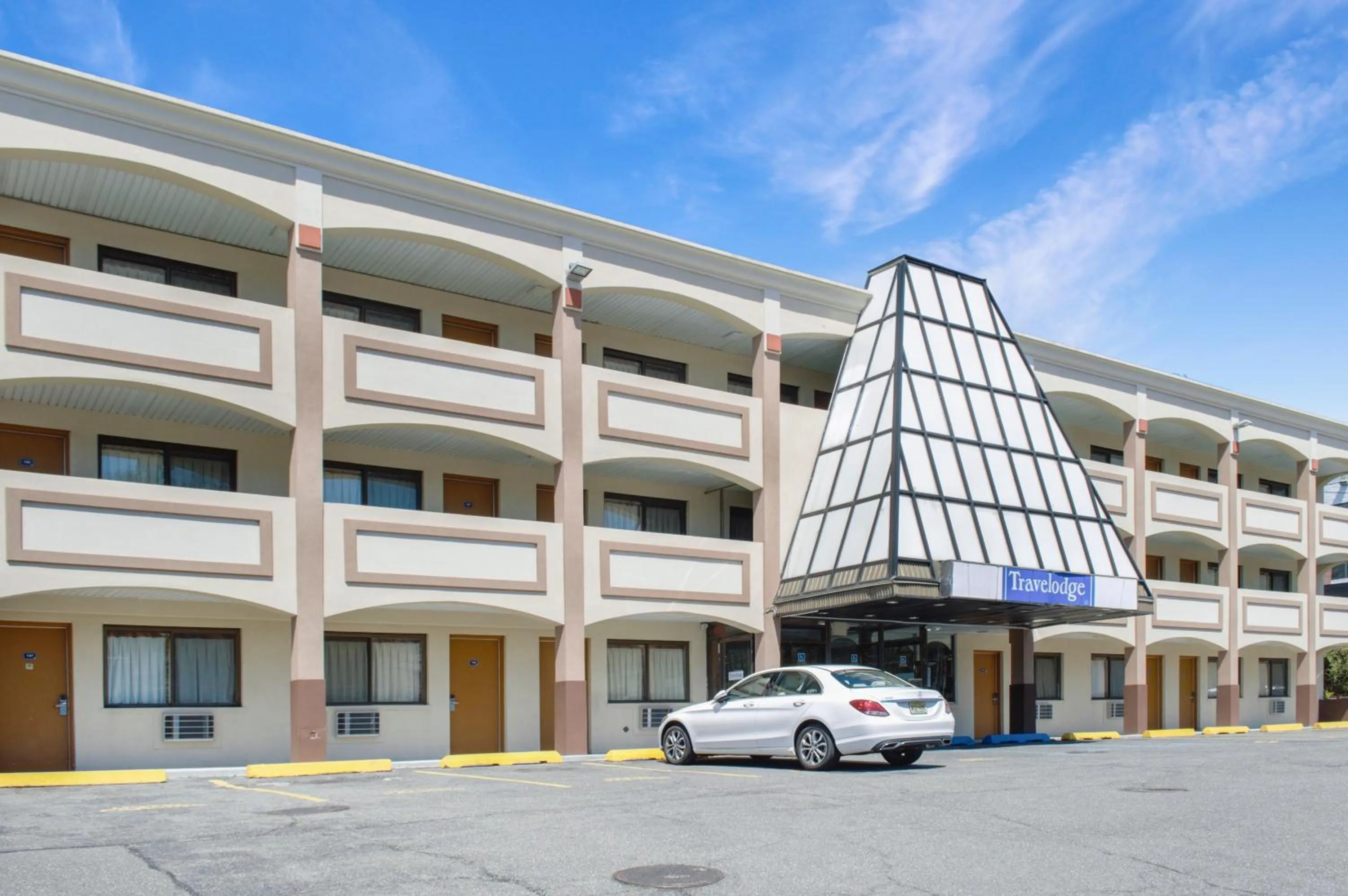 Facade/entrance in Travelodge by Wyndham Manhasset