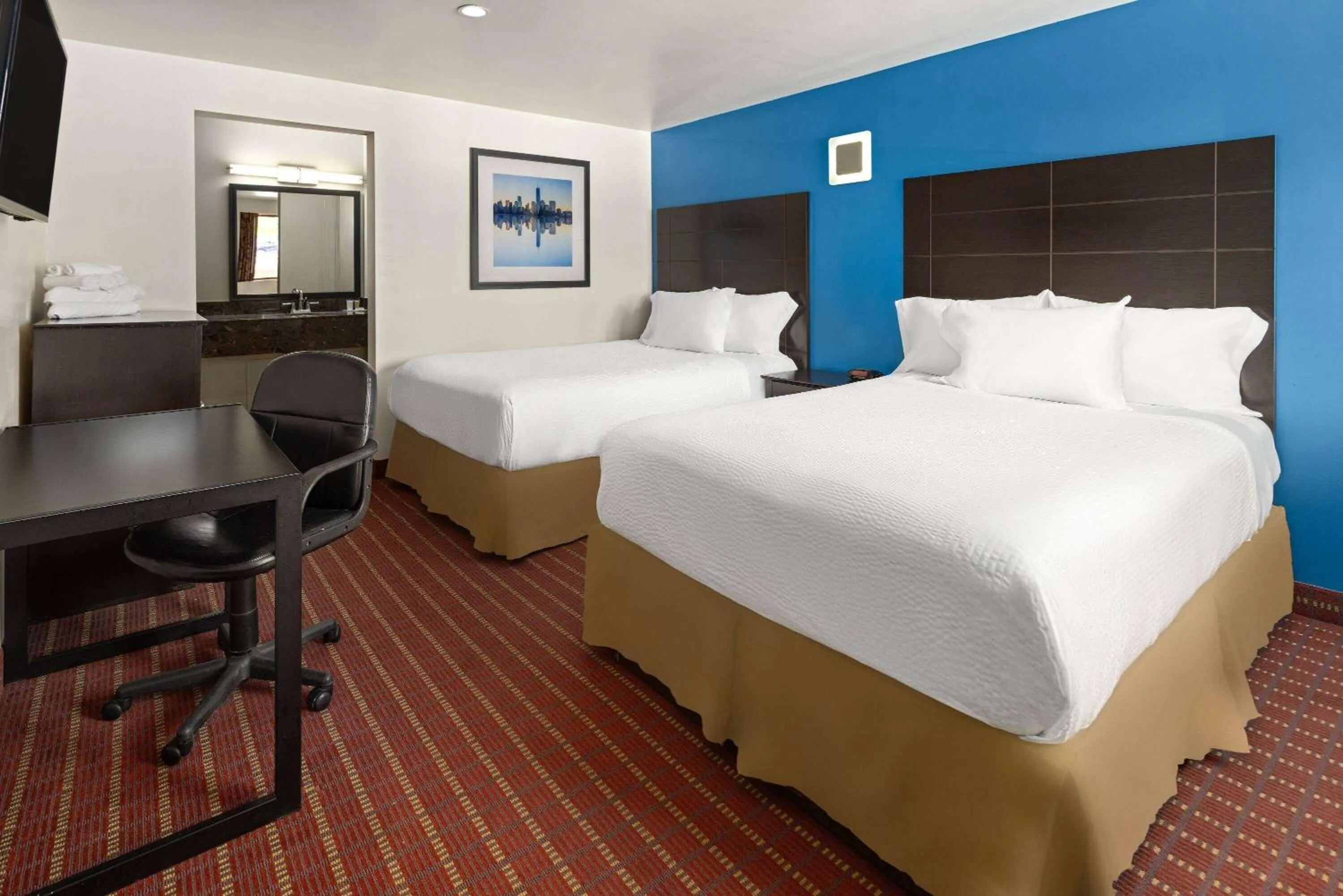 Photo of the whole room, Bed in Travelodge by Wyndham Manhasset