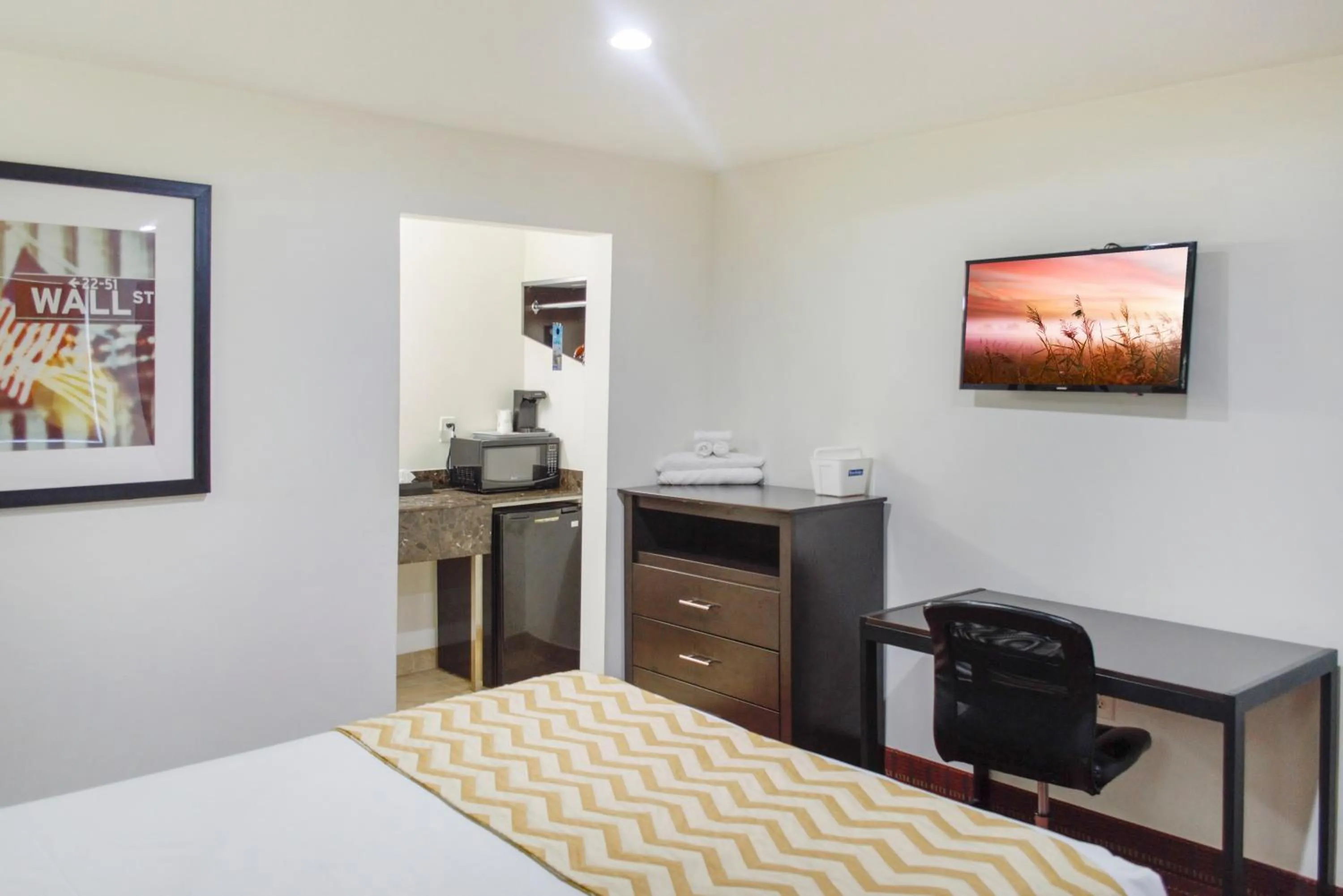 TV and multimedia, Bed in Travelodge by Wyndham Manhasset