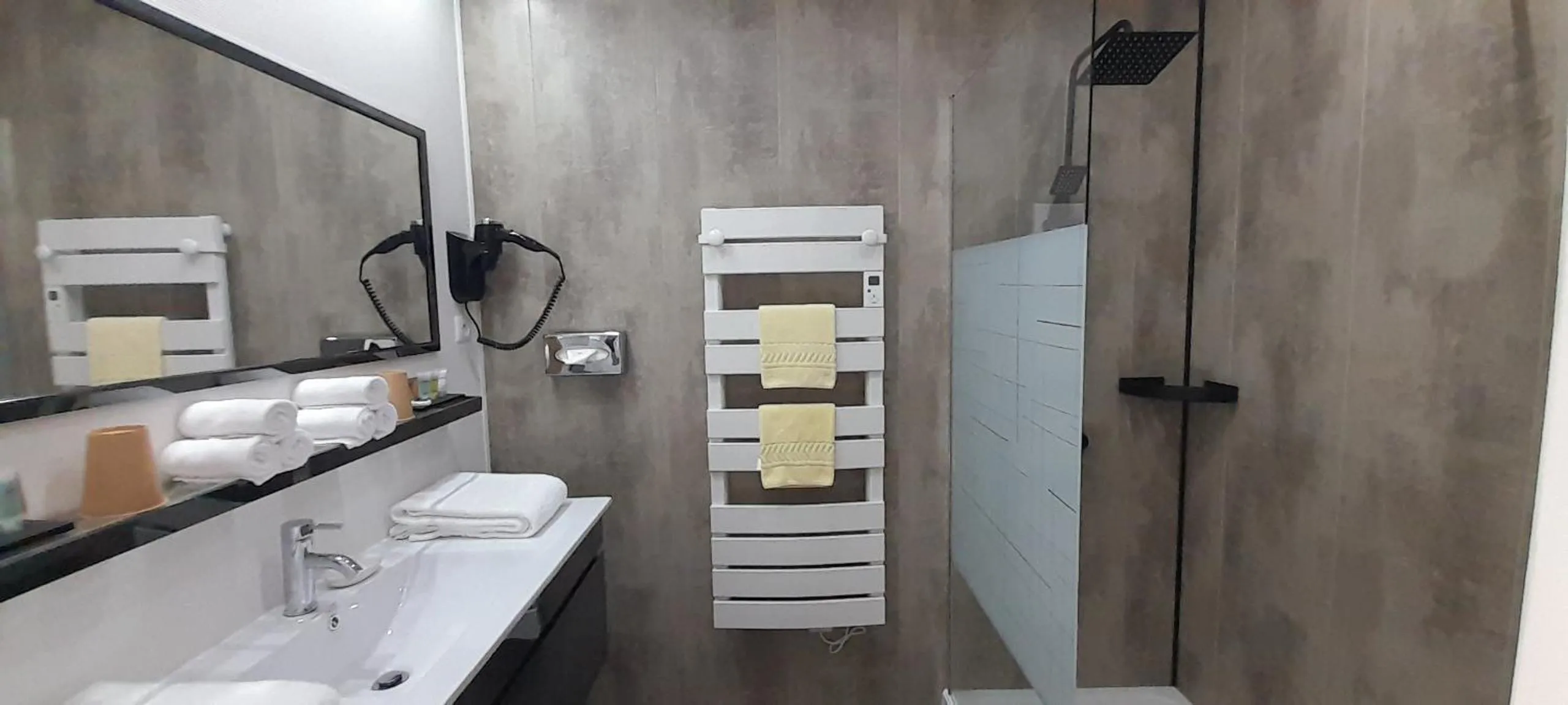 Bathroom in La Garenne