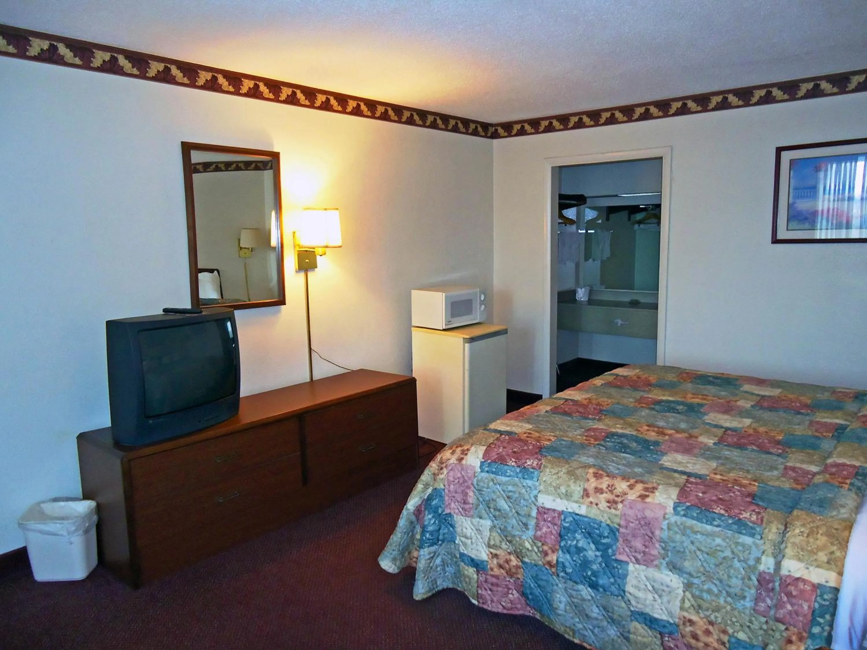 Bedroom, Bed in Motel 6-Troy, OH