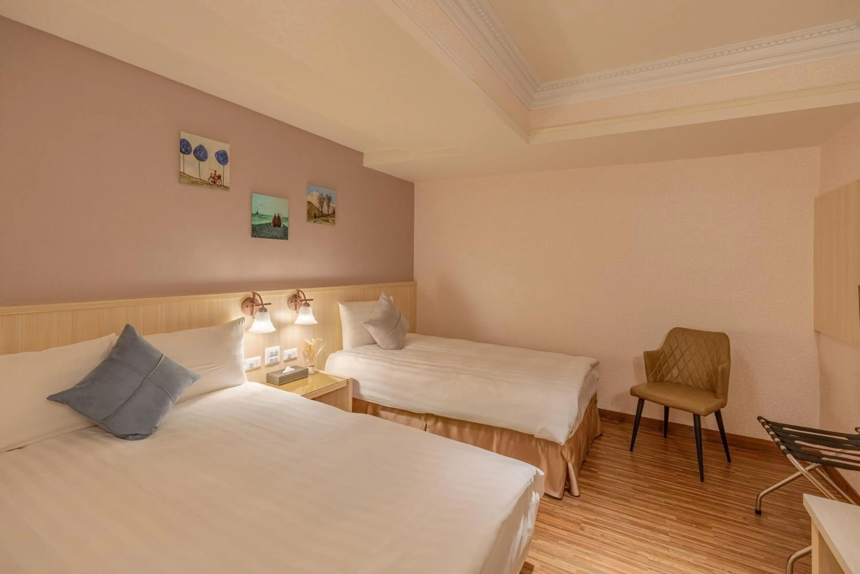 Photo of the whole room, Bed in Chillax Inn 知樂愛河館