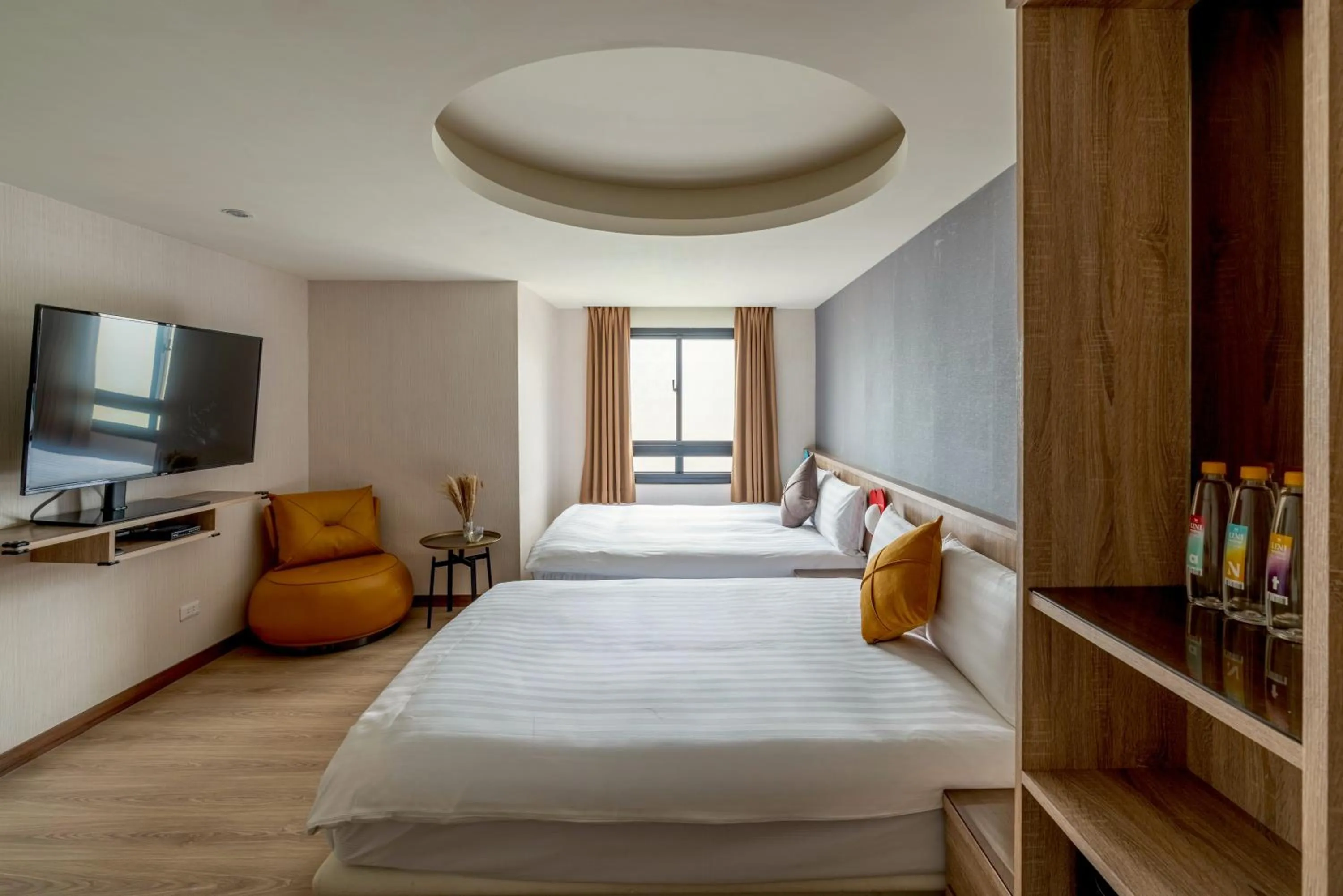 Photo of the whole room, Bed in Chillax Inn 知樂愛河館