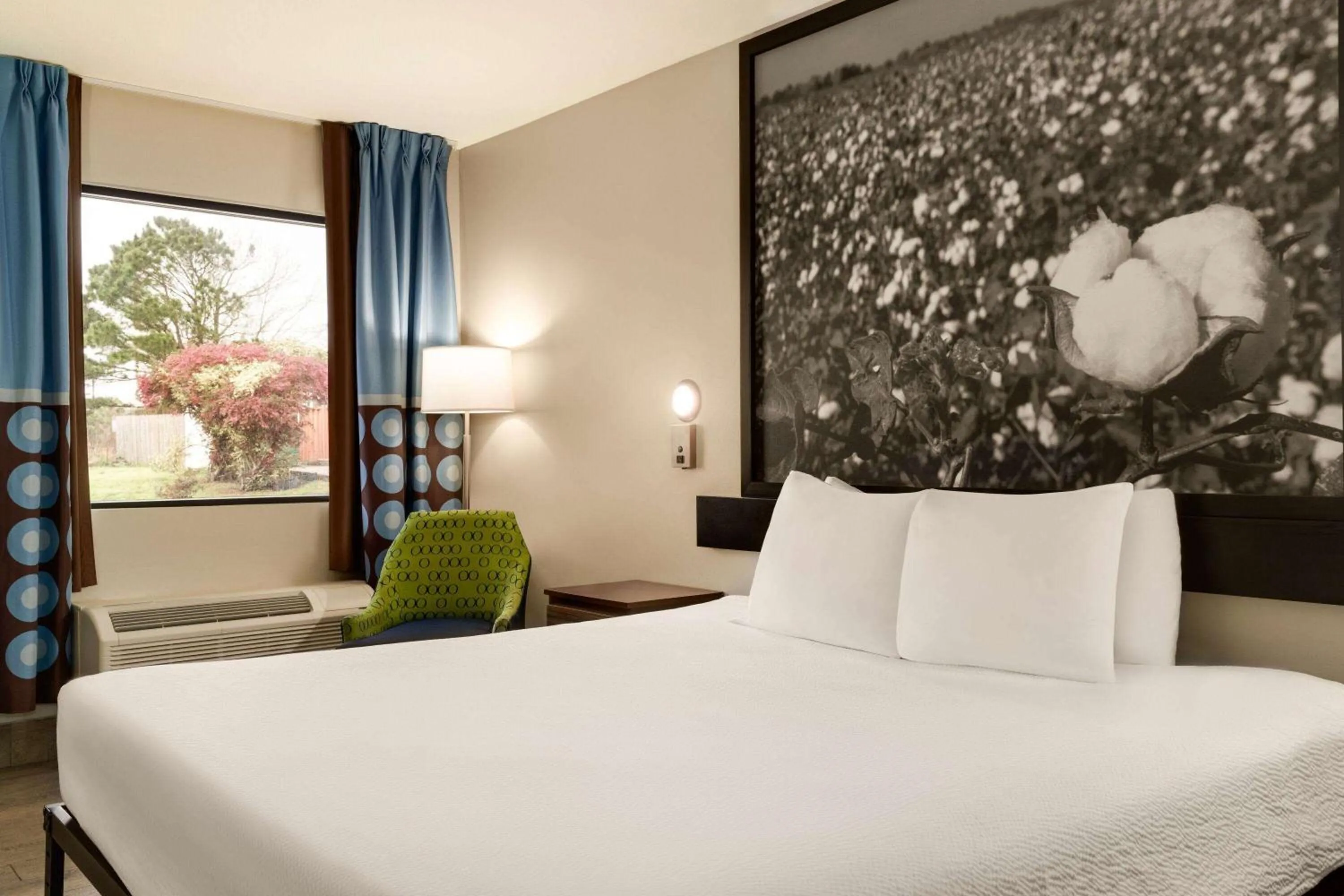 Photo of the whole room, Bed in Super 8 by Wyndham Ocean Springs Biloxi