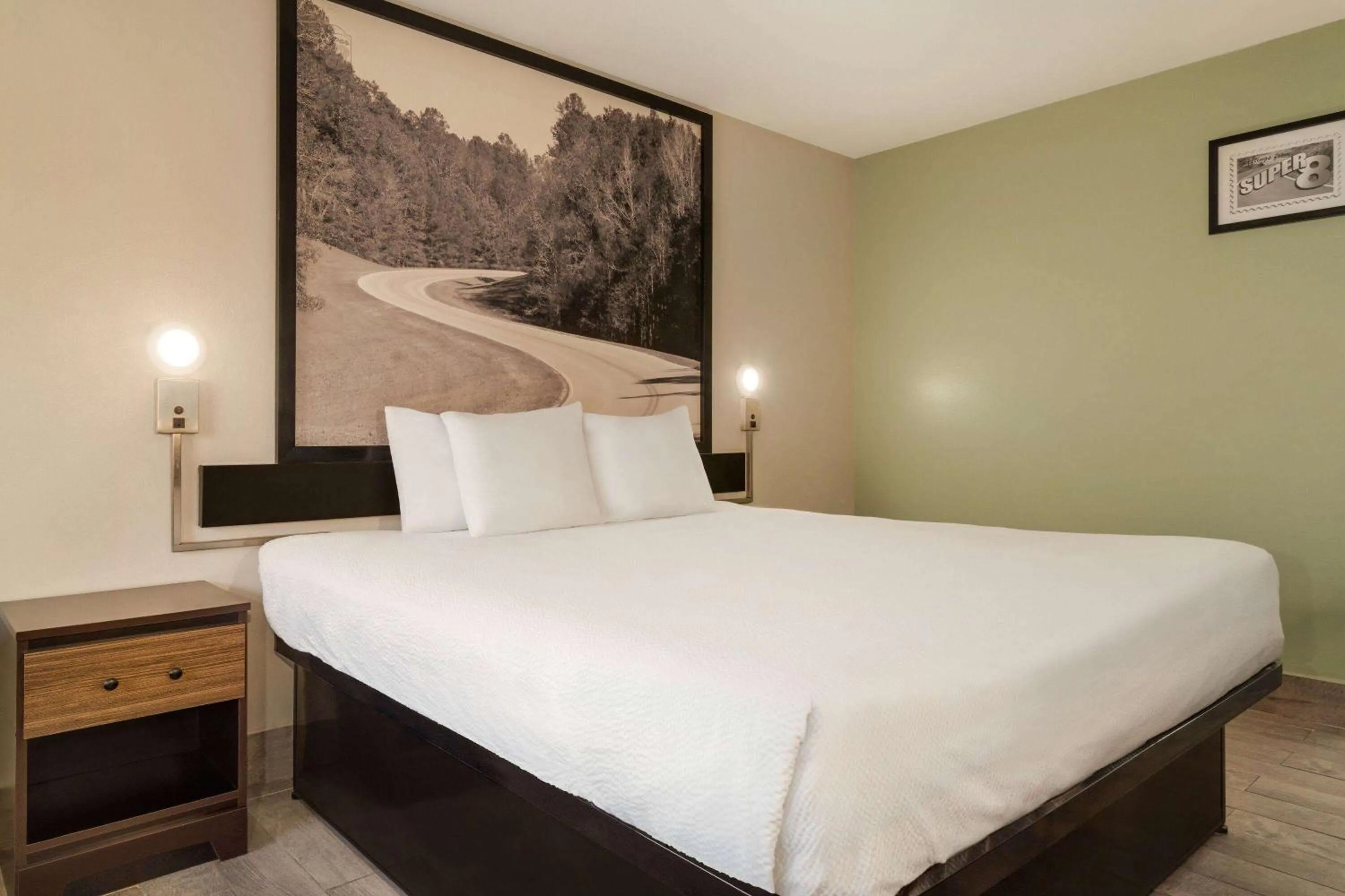 Photo of the whole room, Bed in Super 8 by Wyndham Ocean Springs Biloxi