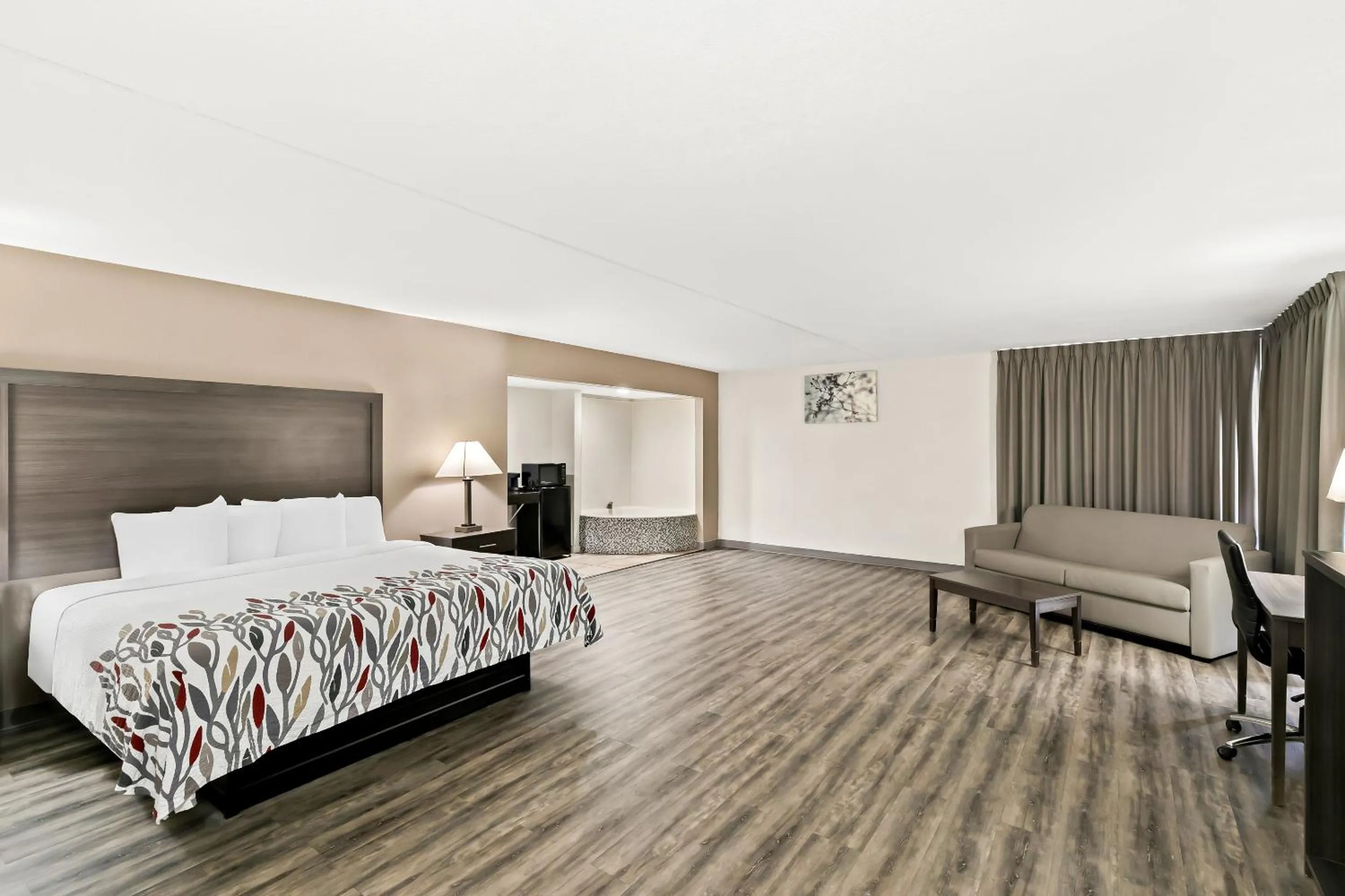 Bedroom, Bed in Red Roof Inn & Suites Duncan