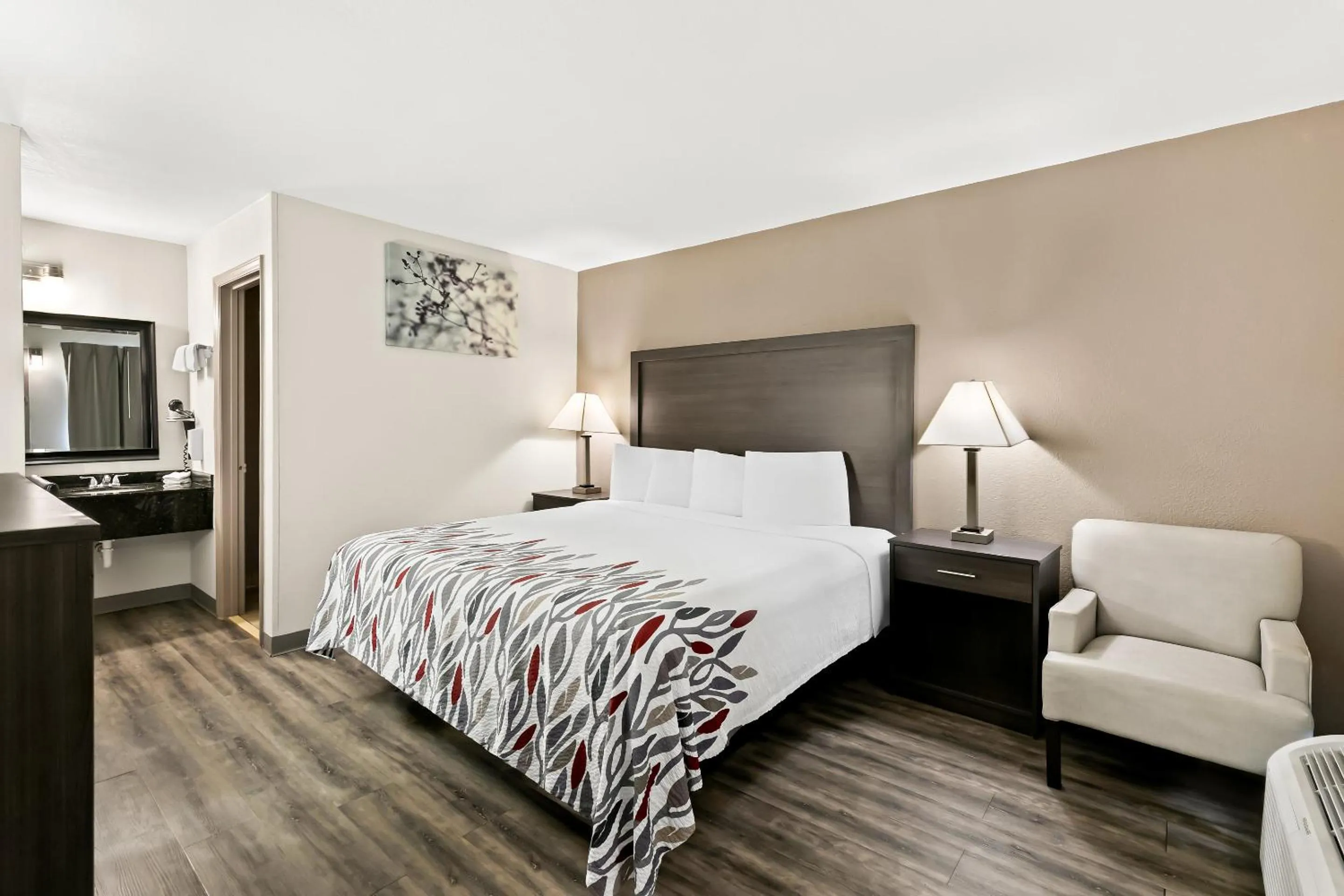 Property building, Bed in Red Roof Inn & Suites Duncan