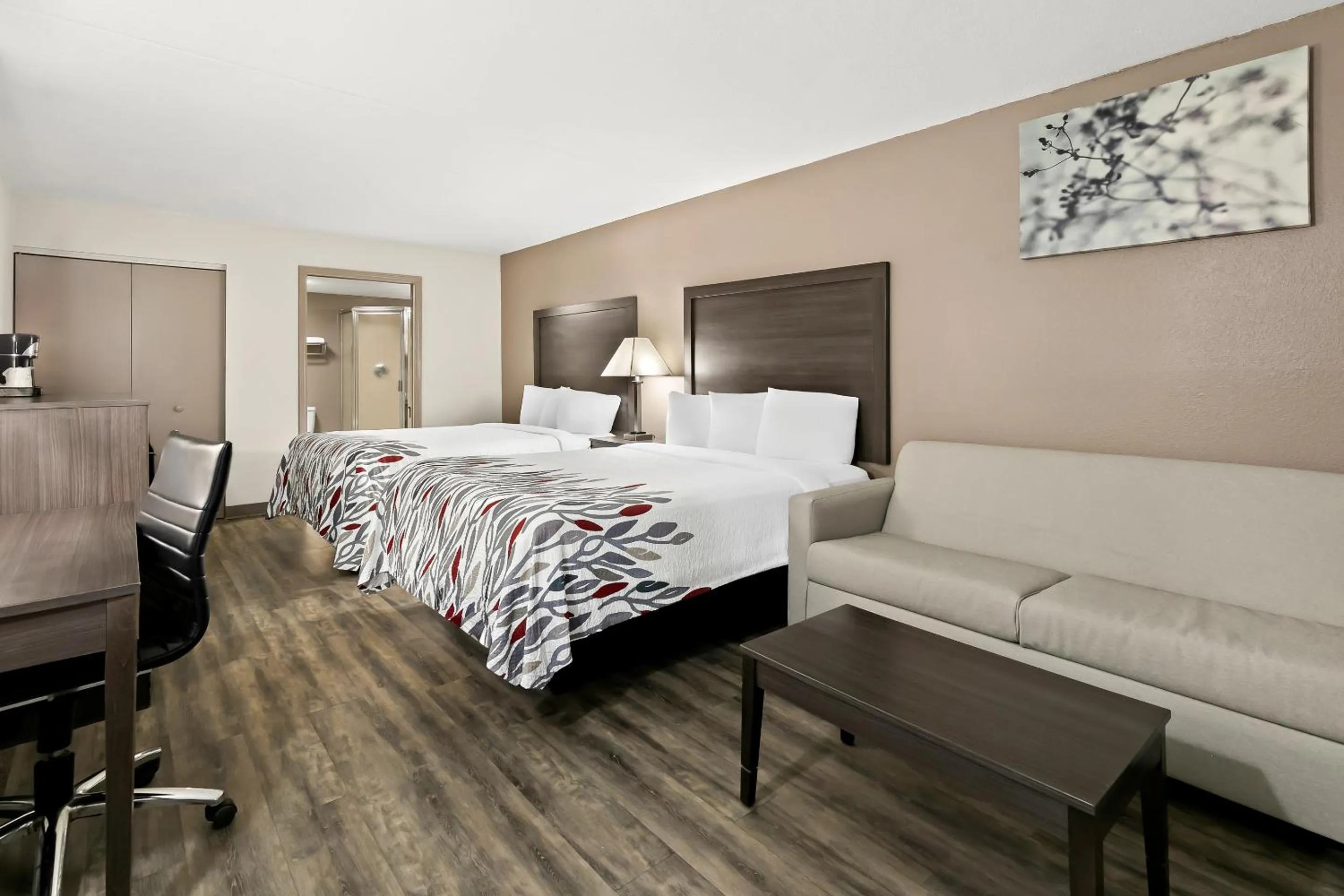 Photo of the whole room, Bed in Red Roof Inn & Suites Duncan