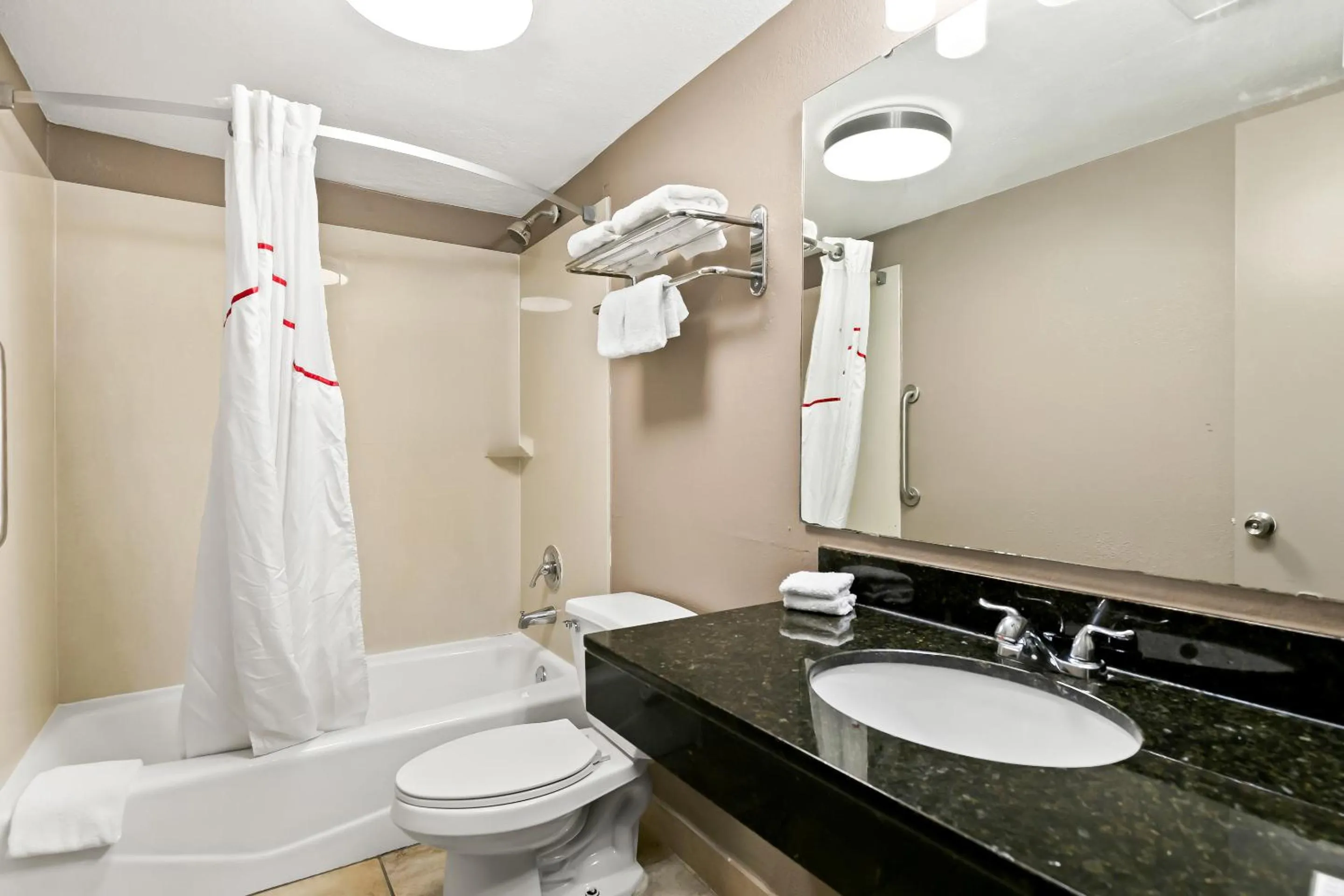 Bathroom in Red Roof Inn & Suites Duncan