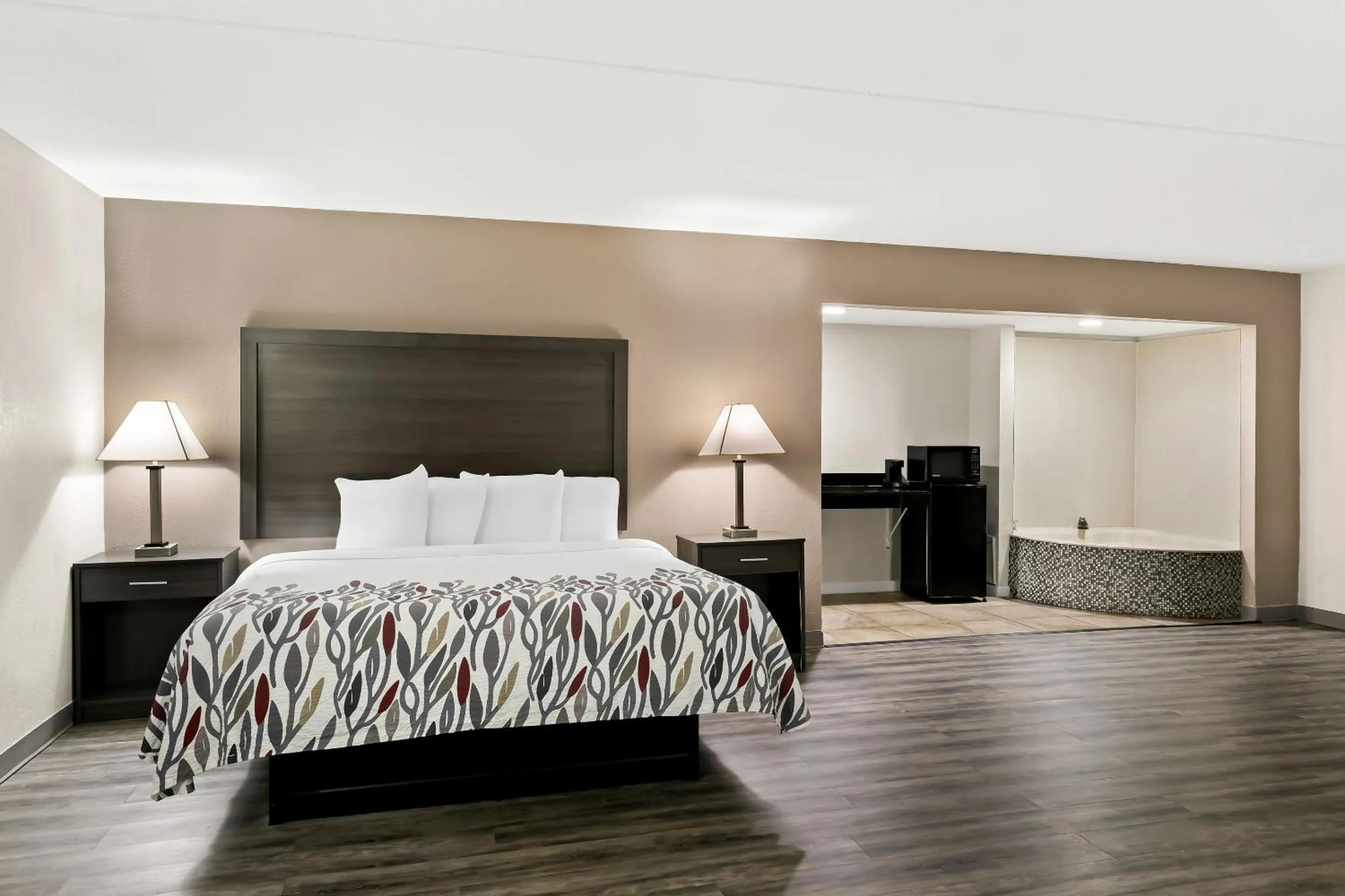 Bedroom, Bed in Red Roof Inn & Suites Duncan