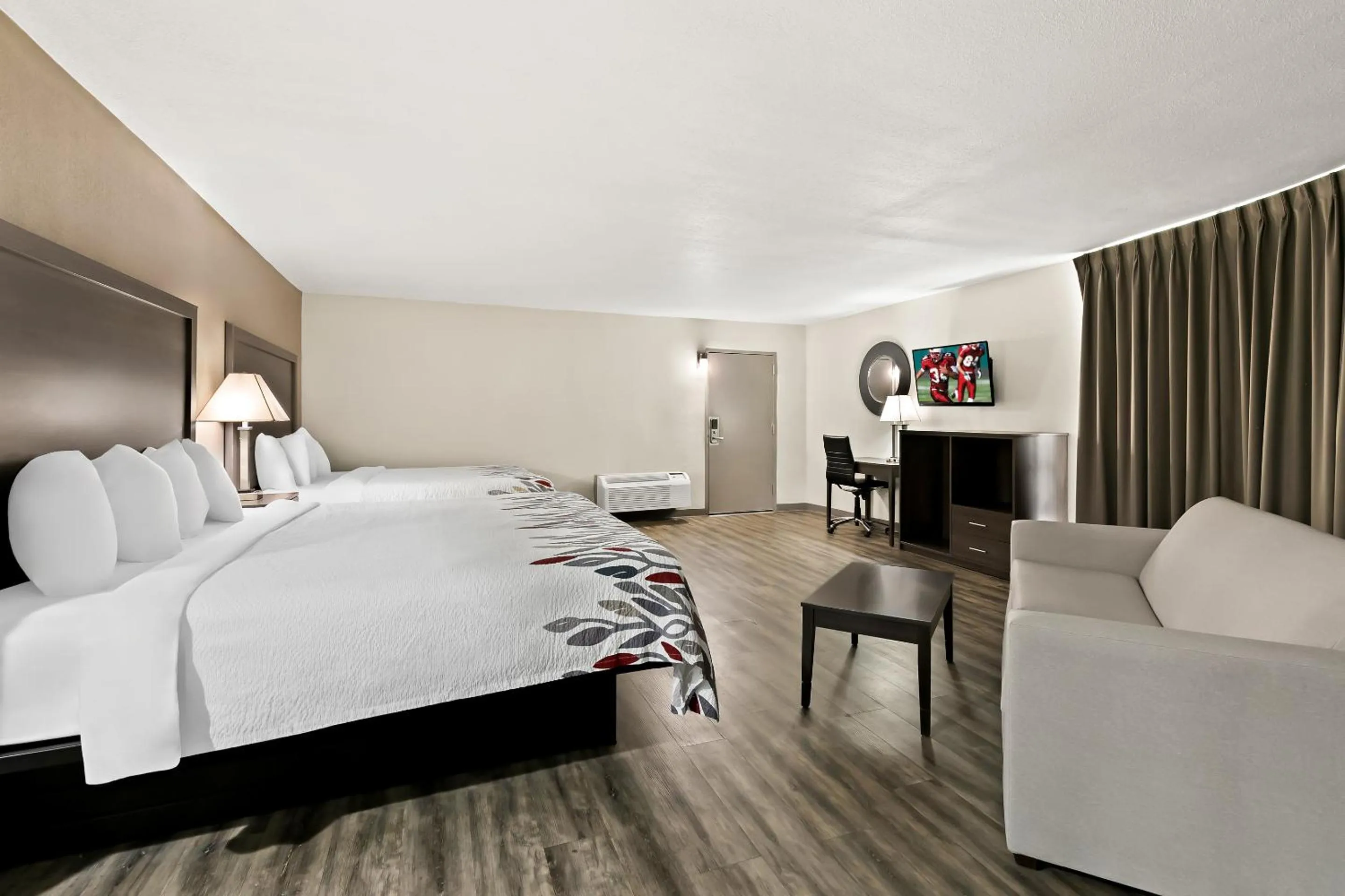 Photo of the whole room, Bed in Red Roof Inn & Suites Duncan