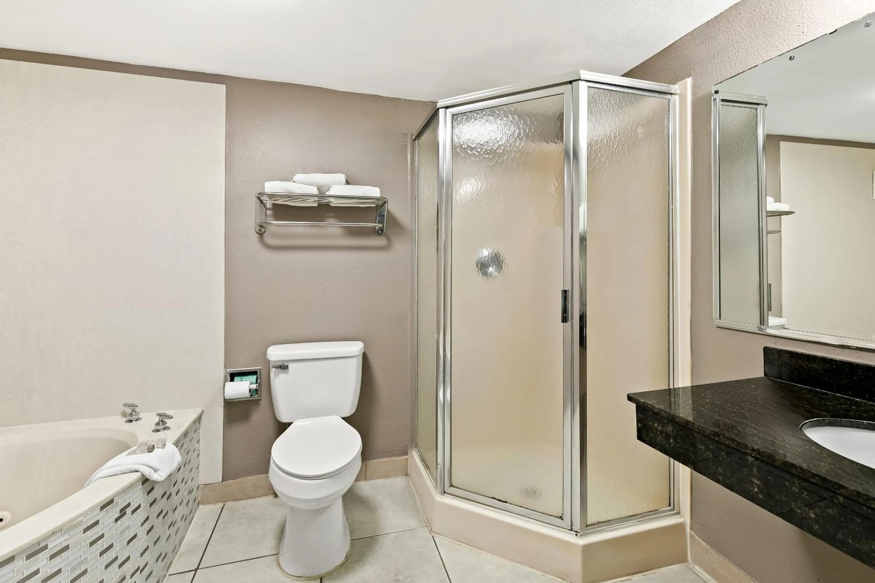 Bathroom in Red Roof Inn & Suites Duncan