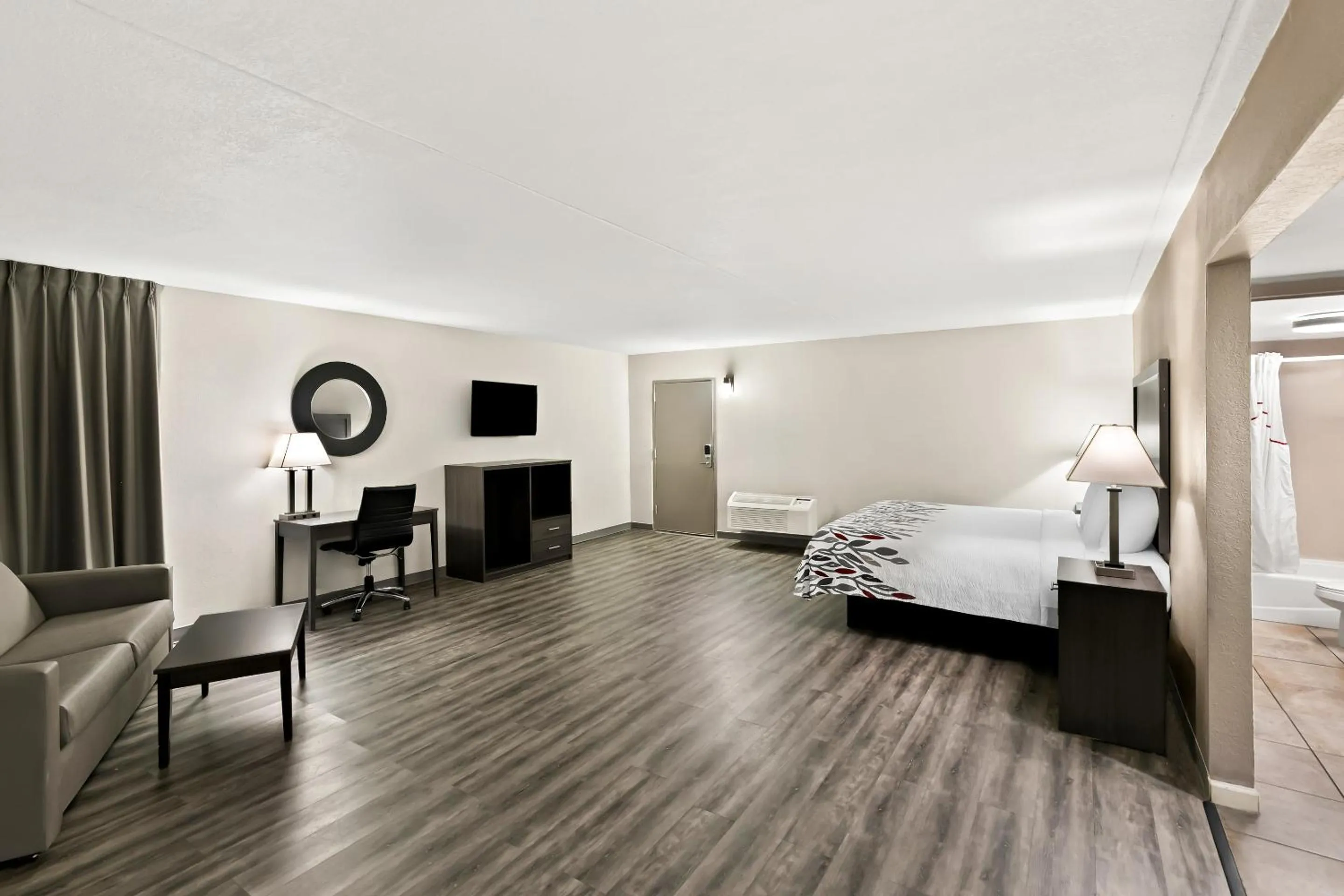 Bedroom, Bed in Red Roof Inn & Suites Duncan