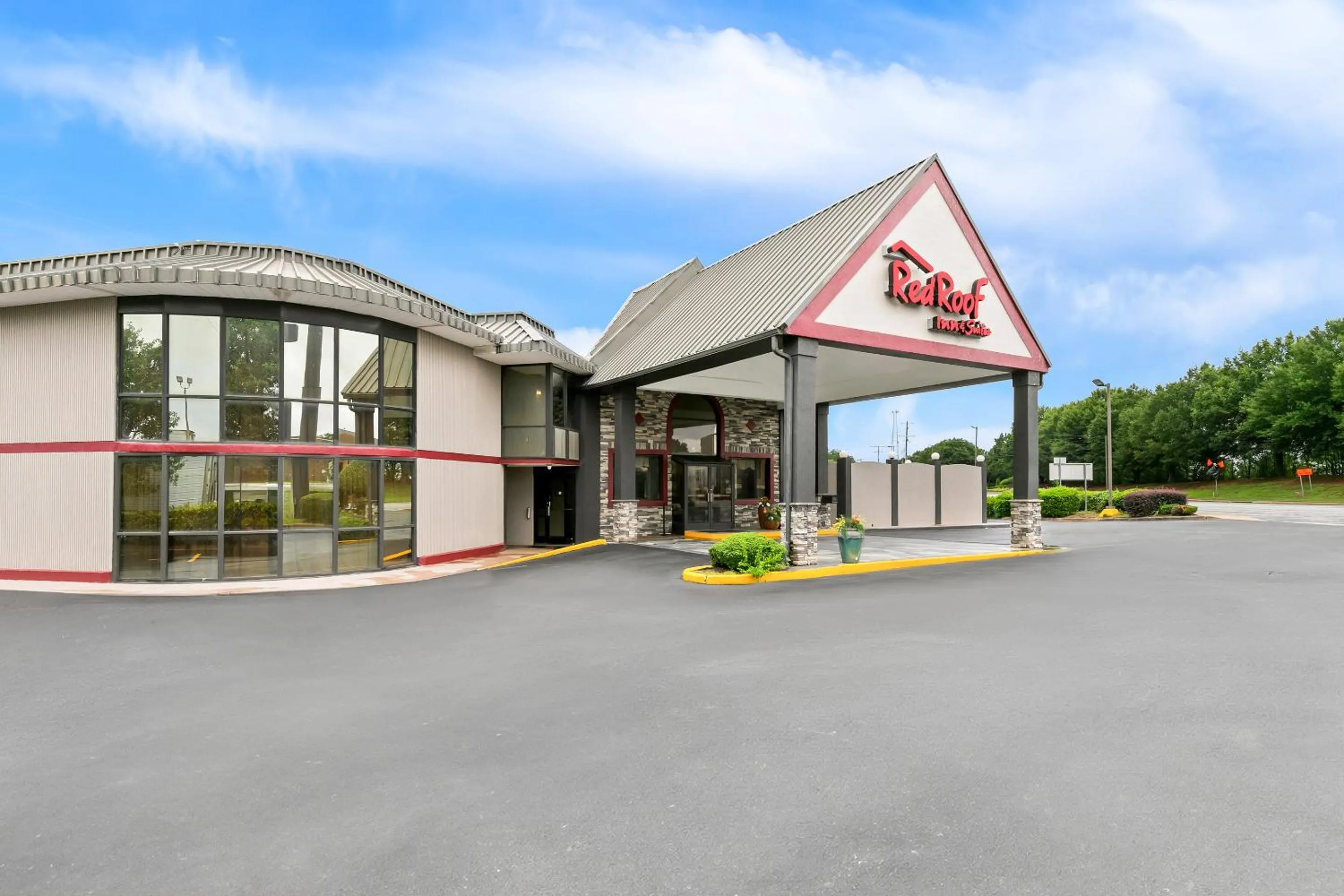 Property building in Red Roof Inn & Suites Duncan