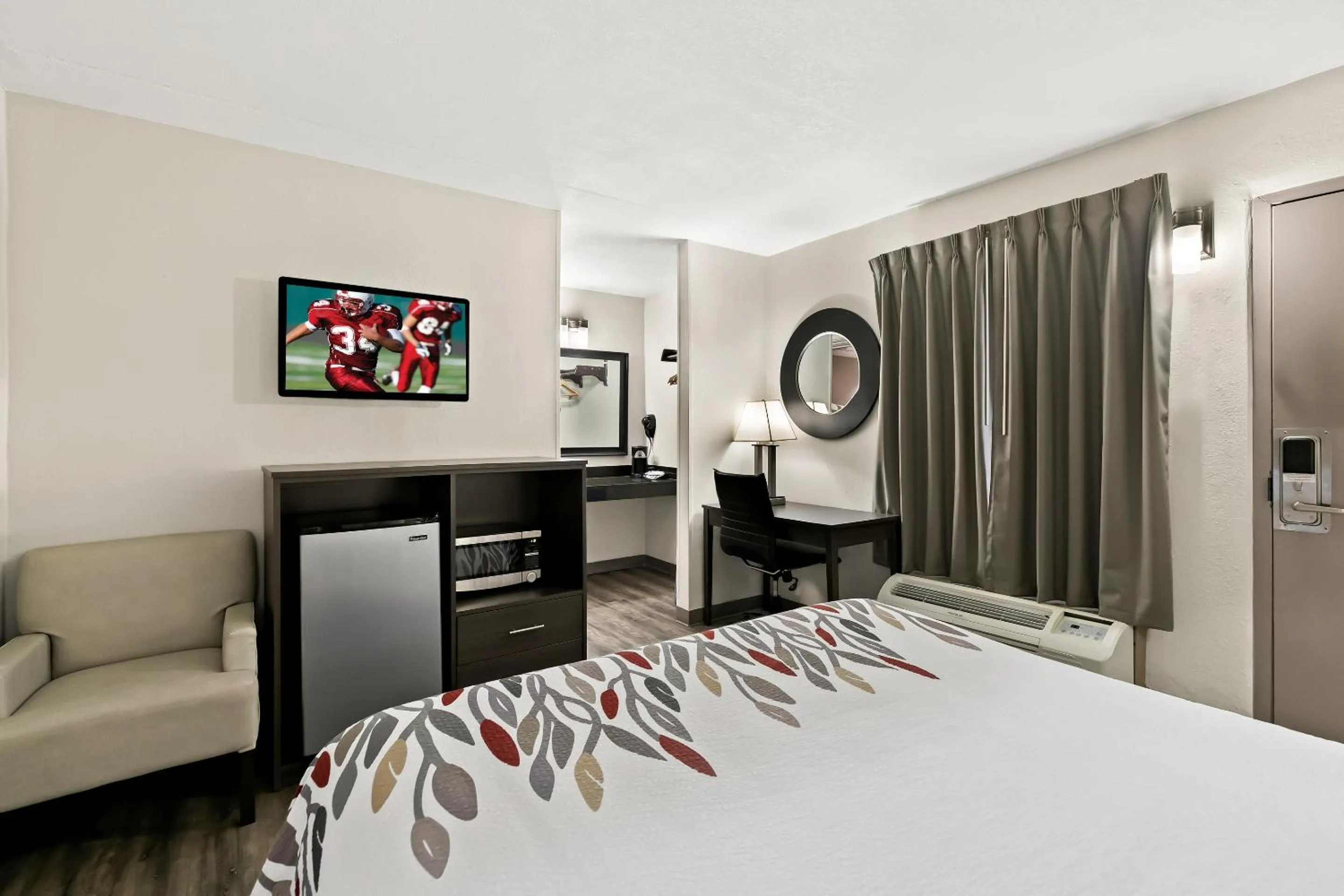 Bedroom, Bed in Red Roof Inn & Suites Duncan