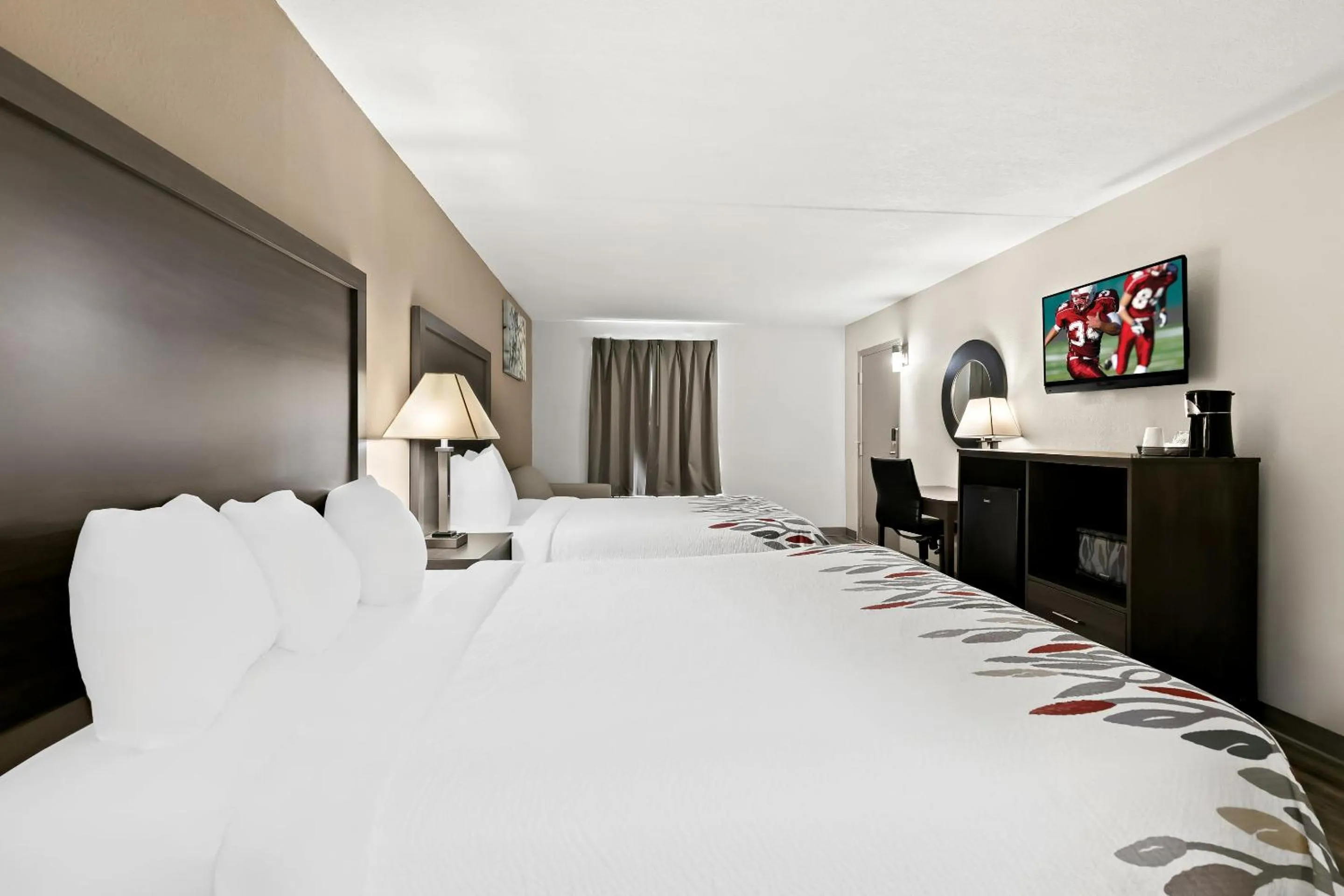 Photo of the whole room, Bed in Red Roof Inn & Suites Duncan