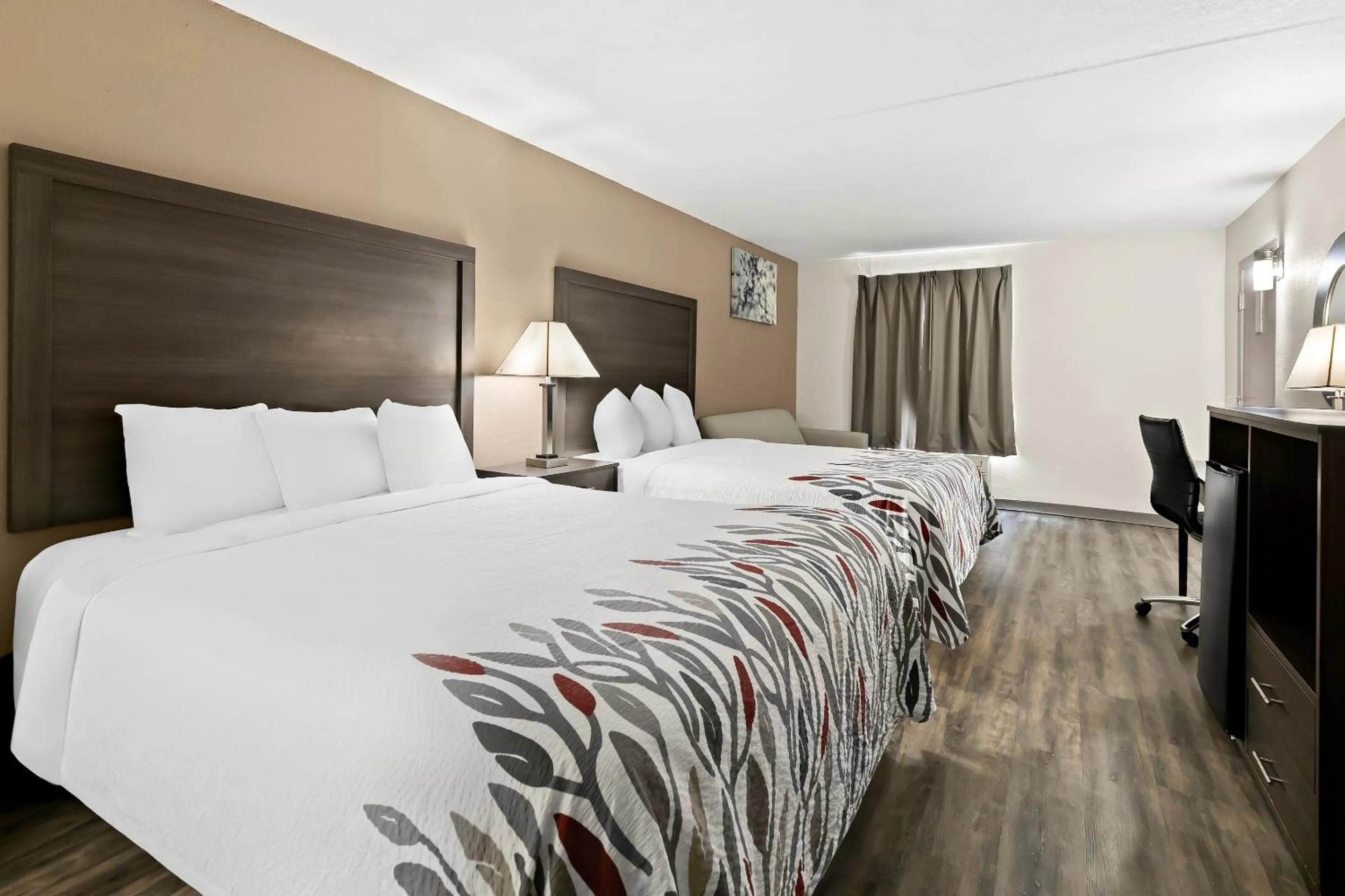 Photo of the whole room, Bed in Red Roof Inn & Suites Duncan