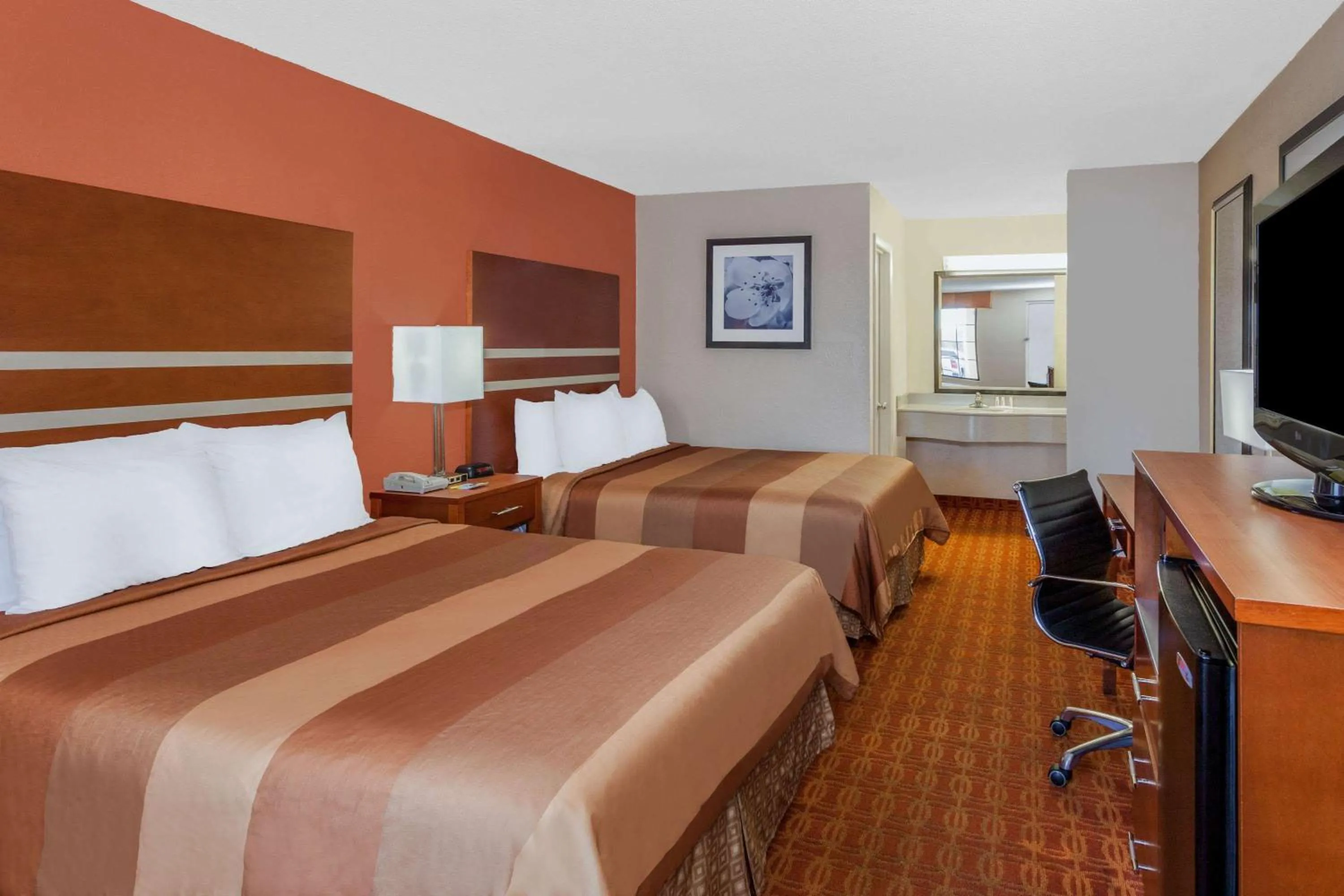 Photo of the whole room, Bed in Days Inn by Wyndham Dalton