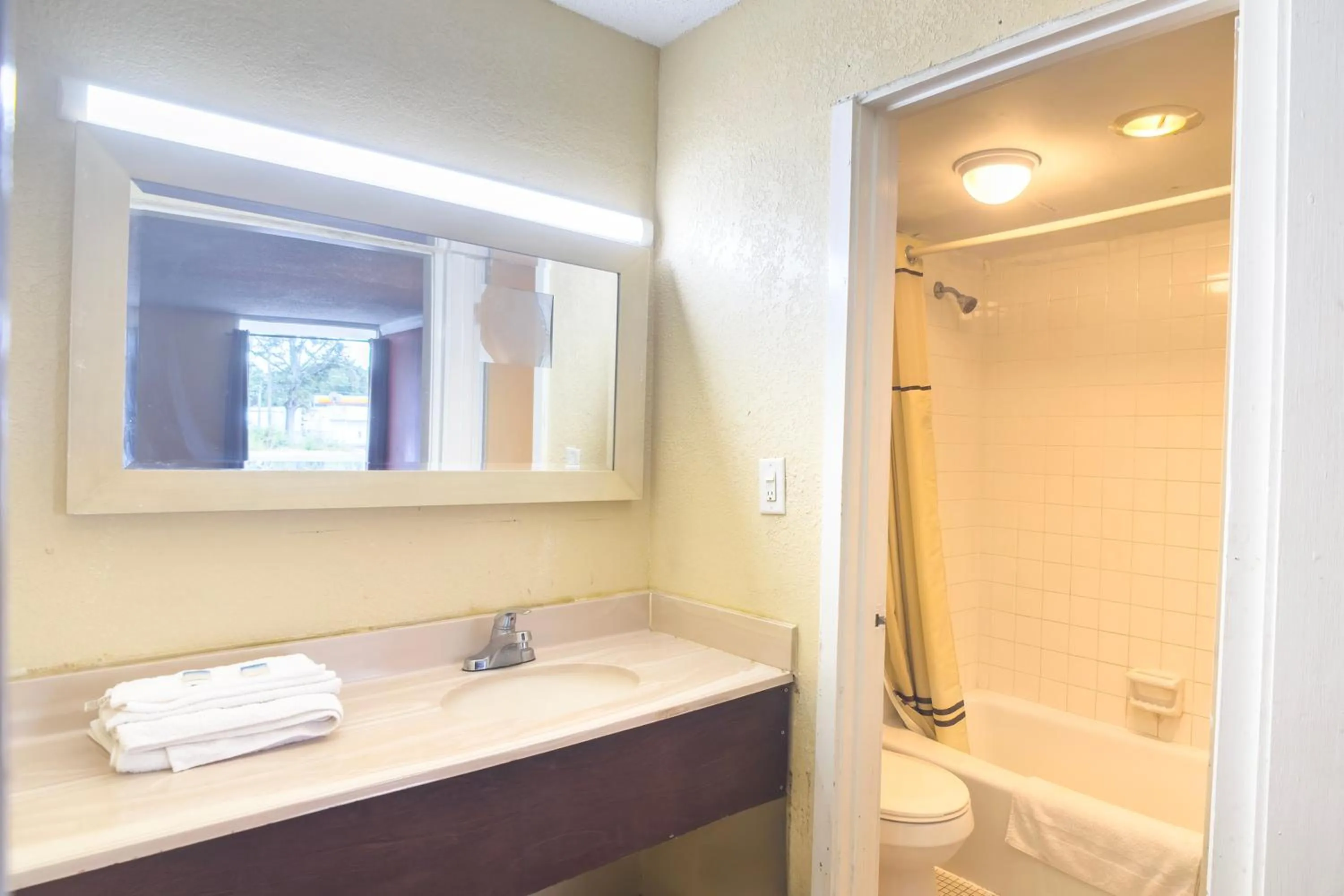 Bathroom in OYO Hotel Vienna I-75