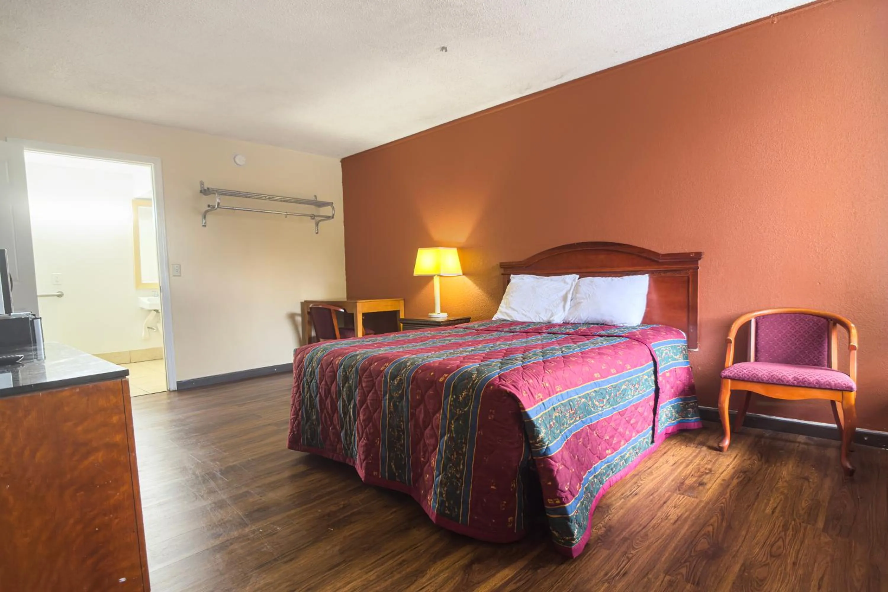 Bedroom, Bed in OYO Hotel Vienna I-75