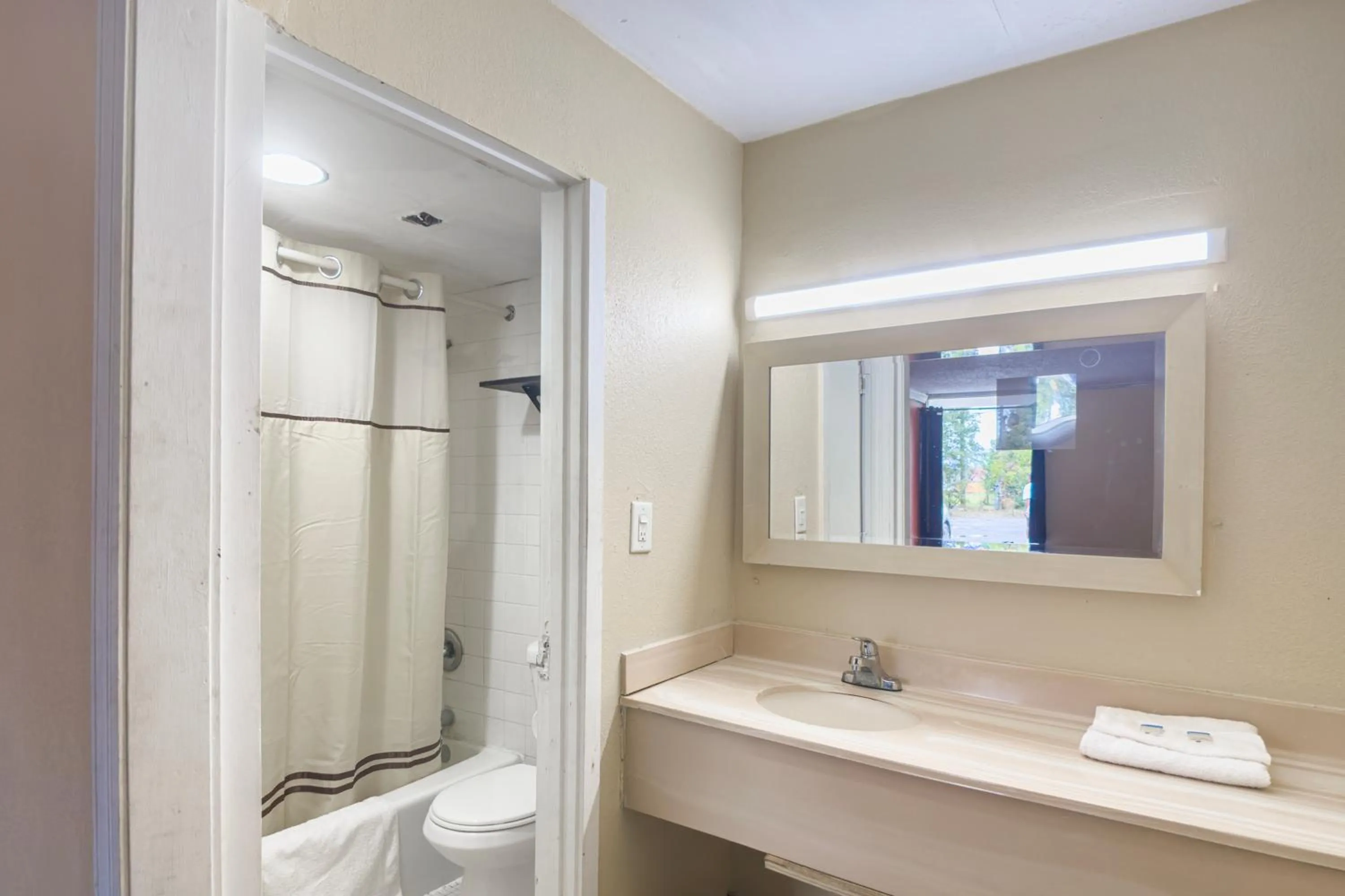 Bathroom in OYO Hotel Vienna I-75