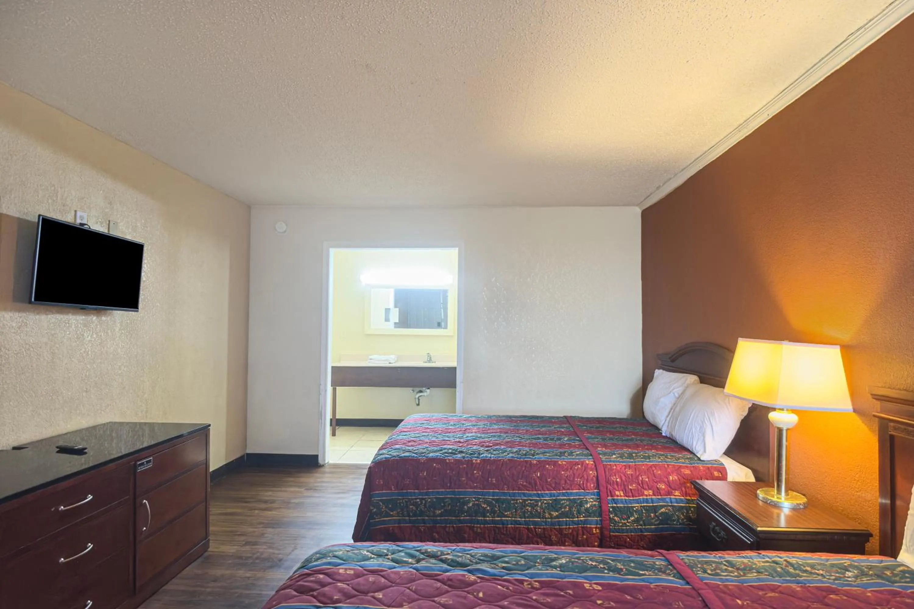 Bedroom, Bed in OYO Hotel Vienna I-75