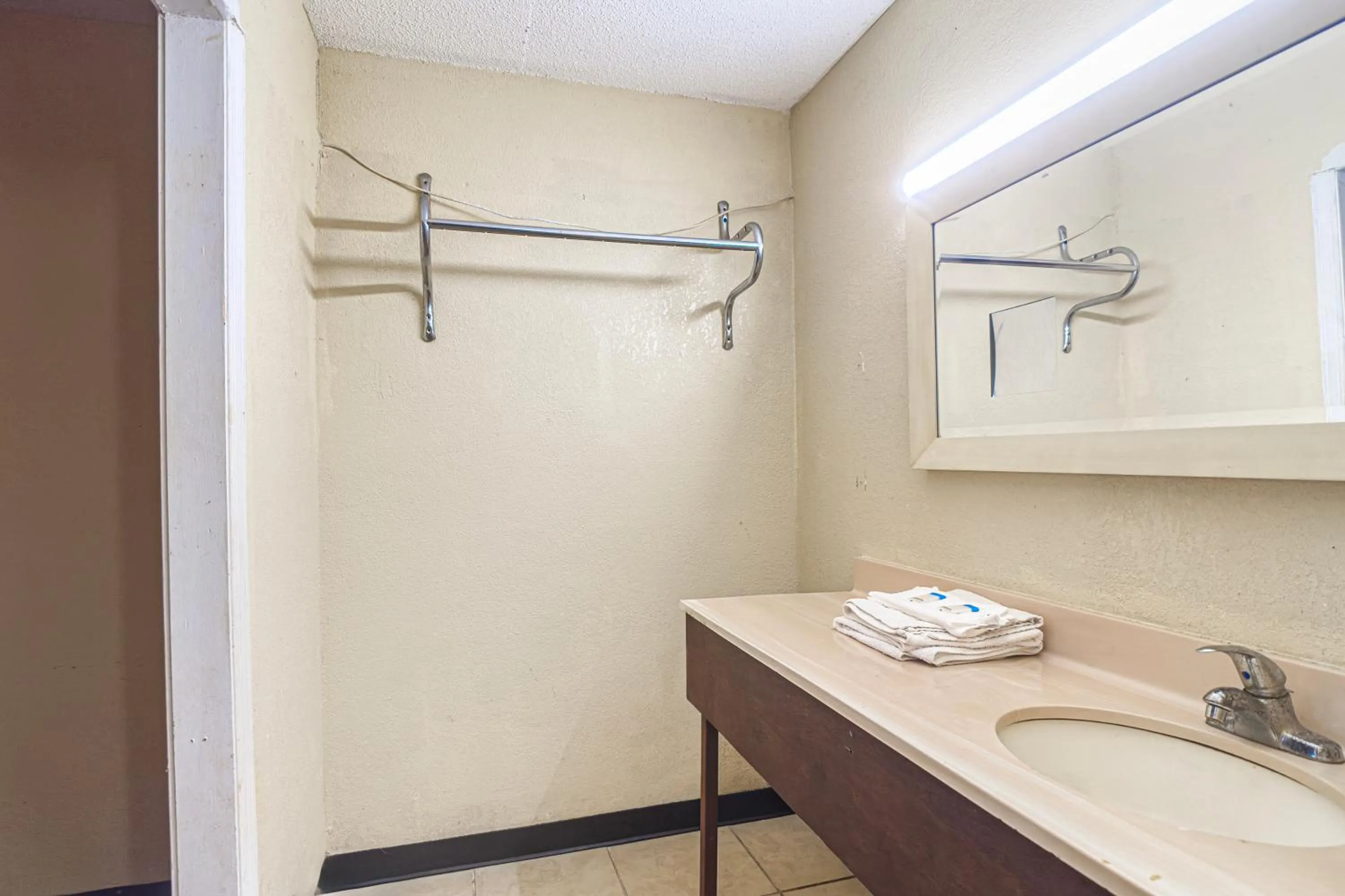 Bathroom in OYO Hotel Vienna I-75