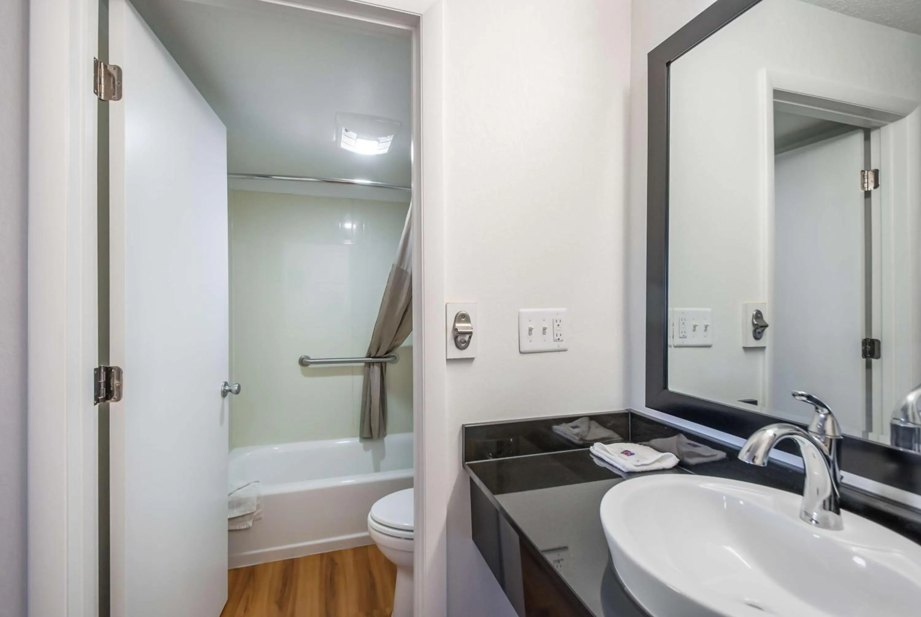 Bathroom in Motel 6-Odenton, MD - Fort Meade