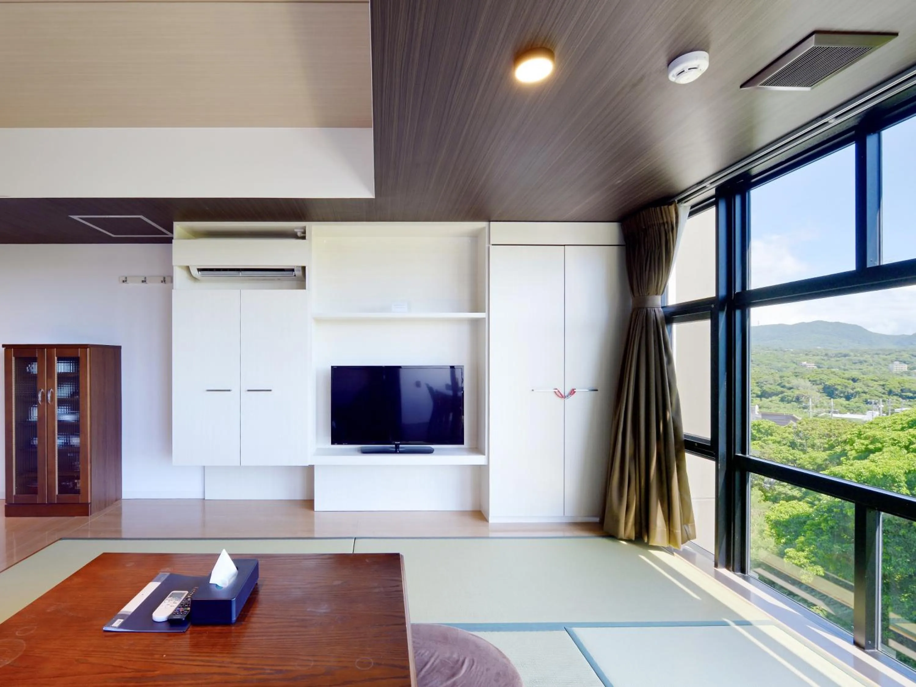 Photo of the whole room, Bed in Karry CONDO CHURAUMI