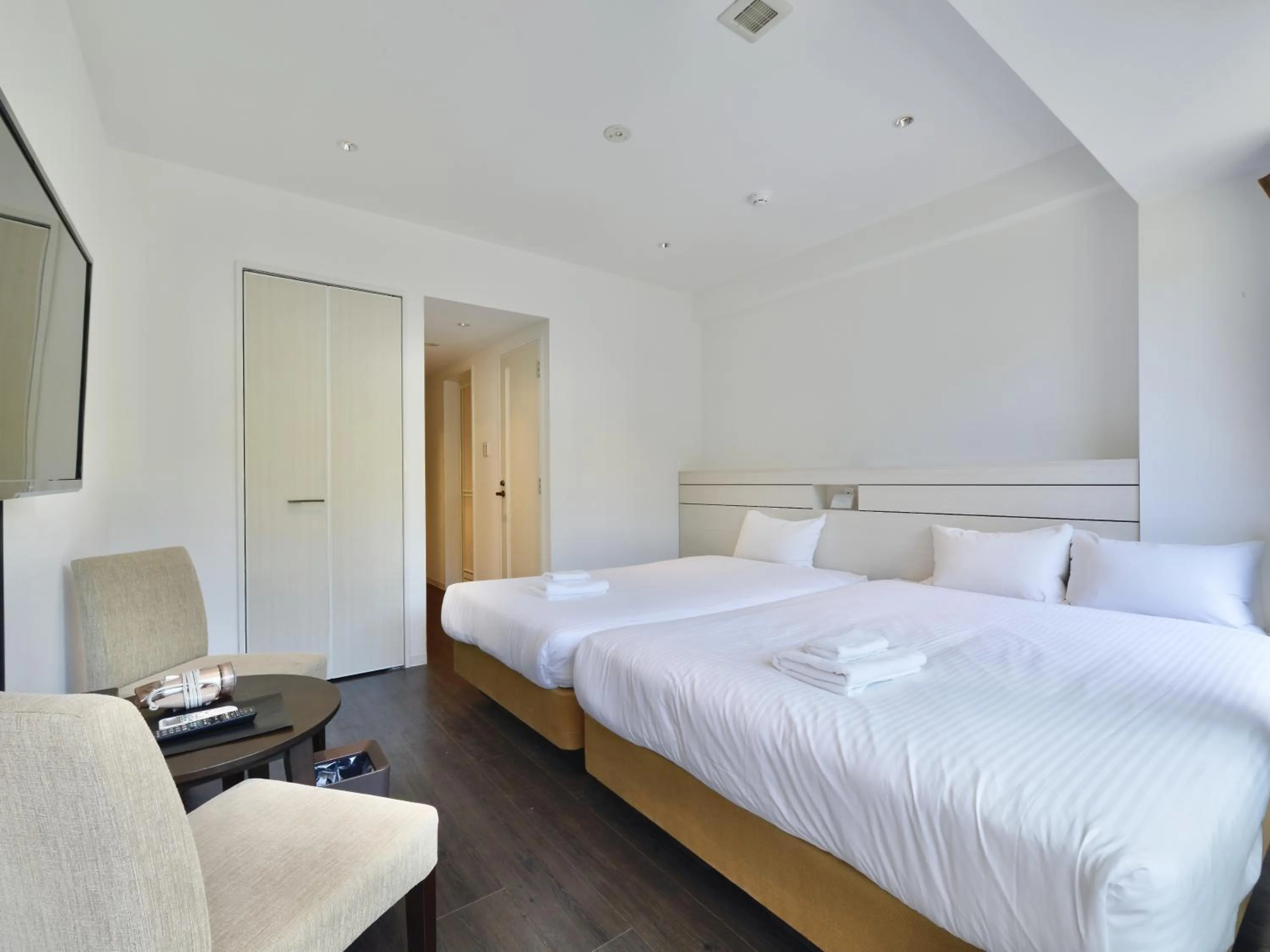 Photo of the whole room, Bed in Karry CONDO CHURAUMI