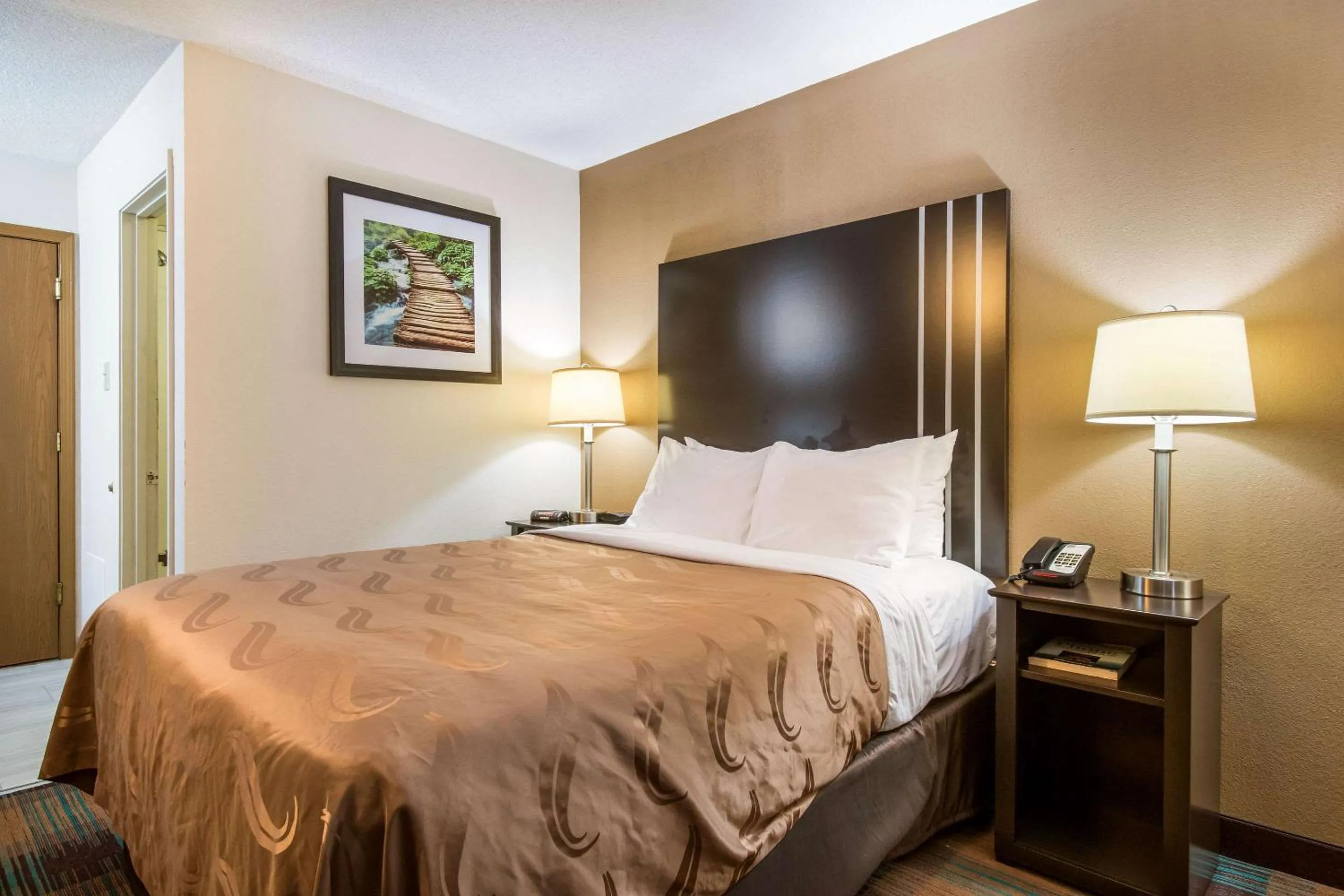 Photo of the whole room, Bed in Quality Inn Bloomsburg