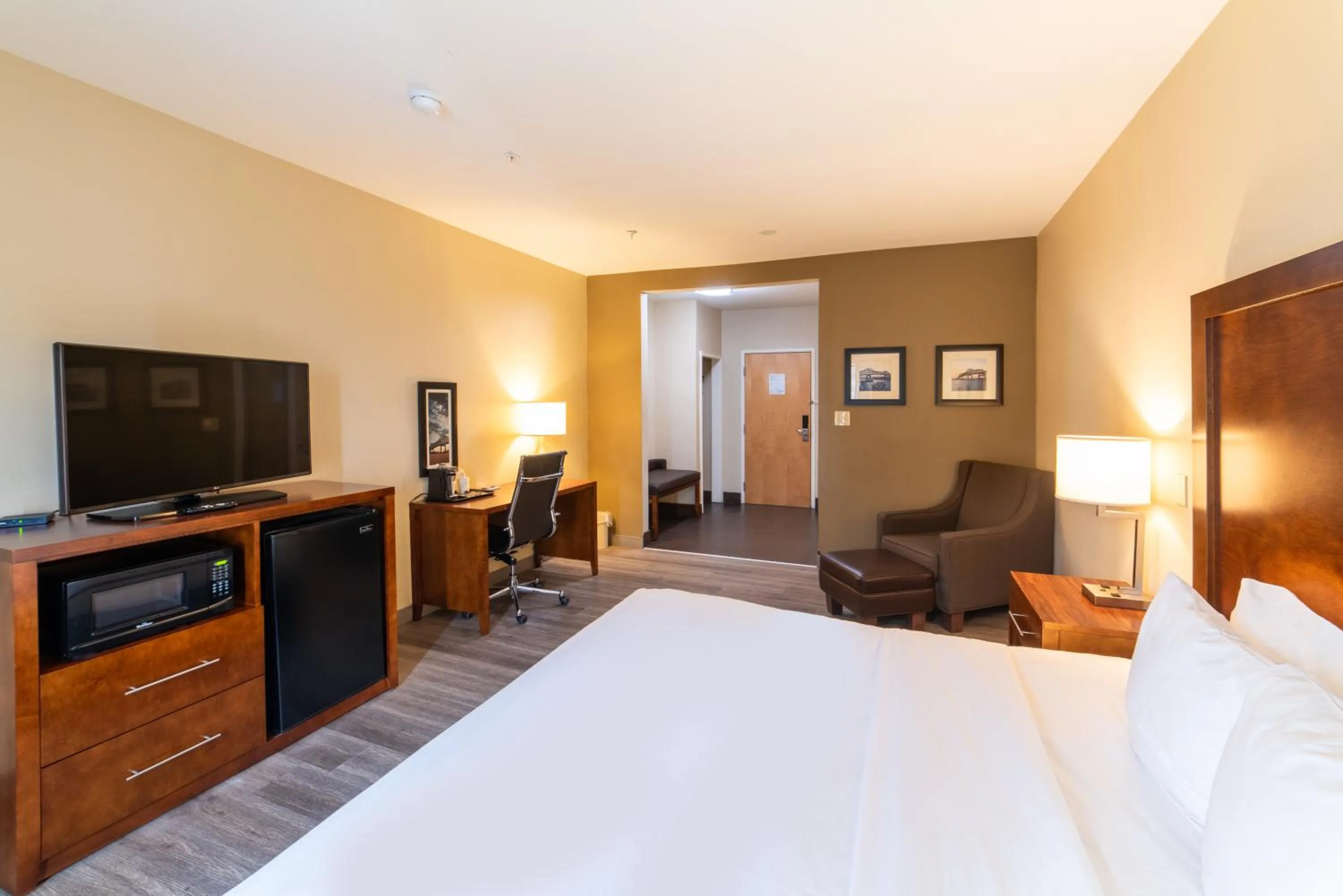 TV and multimedia, Bed in Sonesta Essential - Baton Rouge Airport